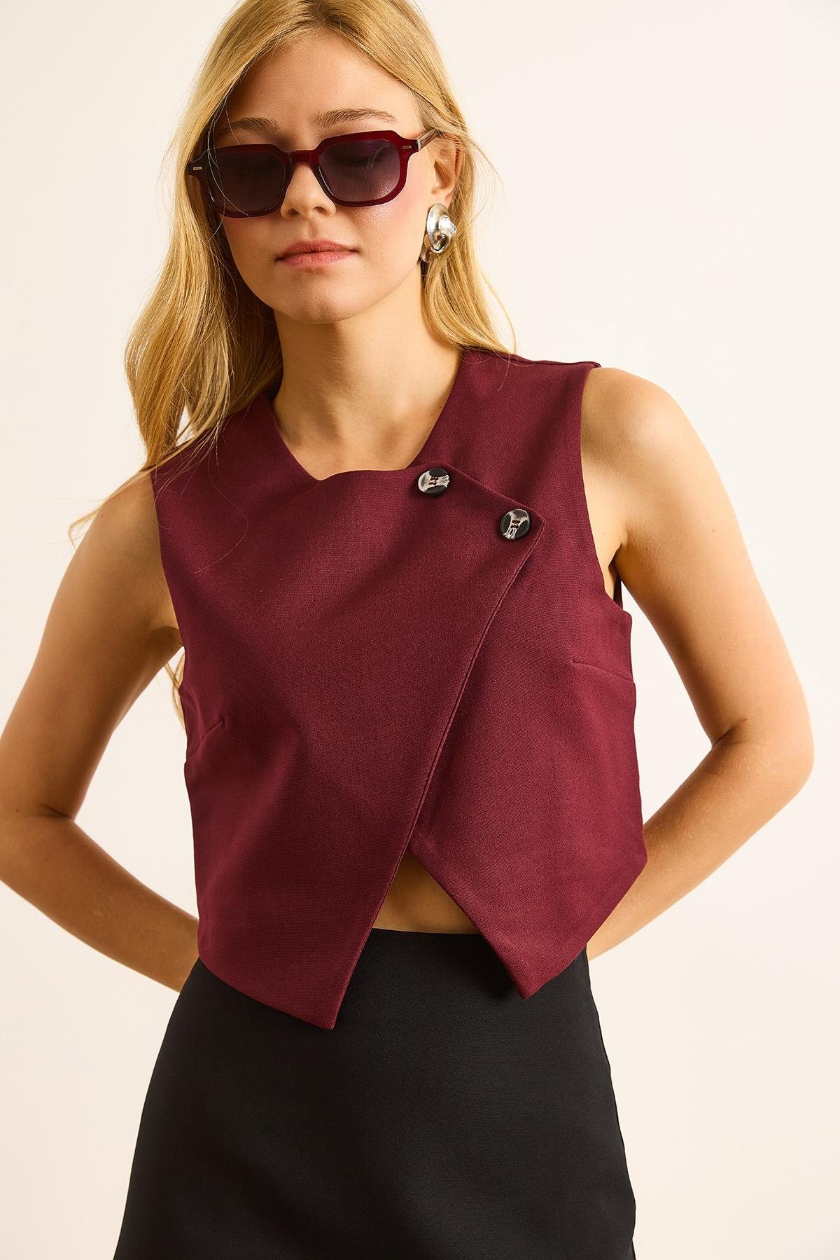 Astarlı Düğme Detaylı Kruvaze Crop Yelek Bordo