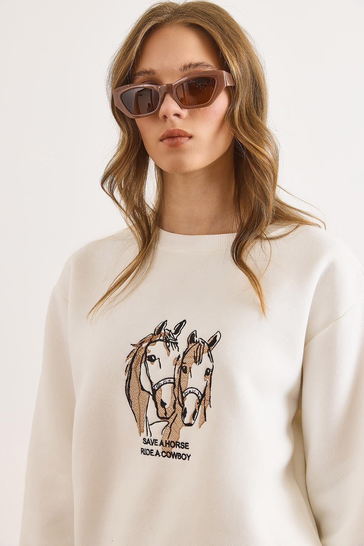 At Nakışlı Rahat Kalıp Şardonlu Sweatshirt Ekru