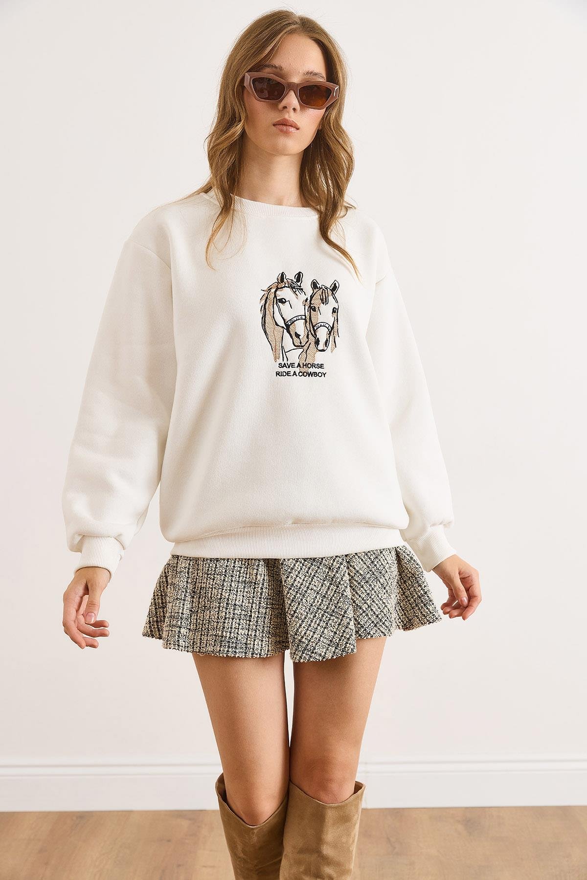 At Nakışlı Rahat Kalıp Şardonlu Sweatshirt Ekru