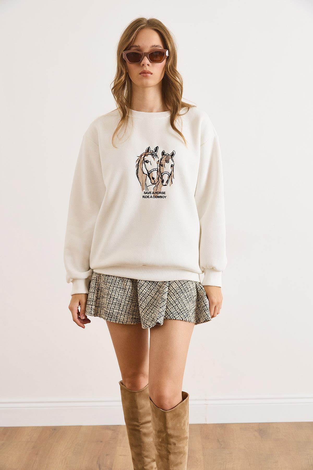 At Nakışlı Rahat Kalıp Şardonlu Sweatshirt Ekru