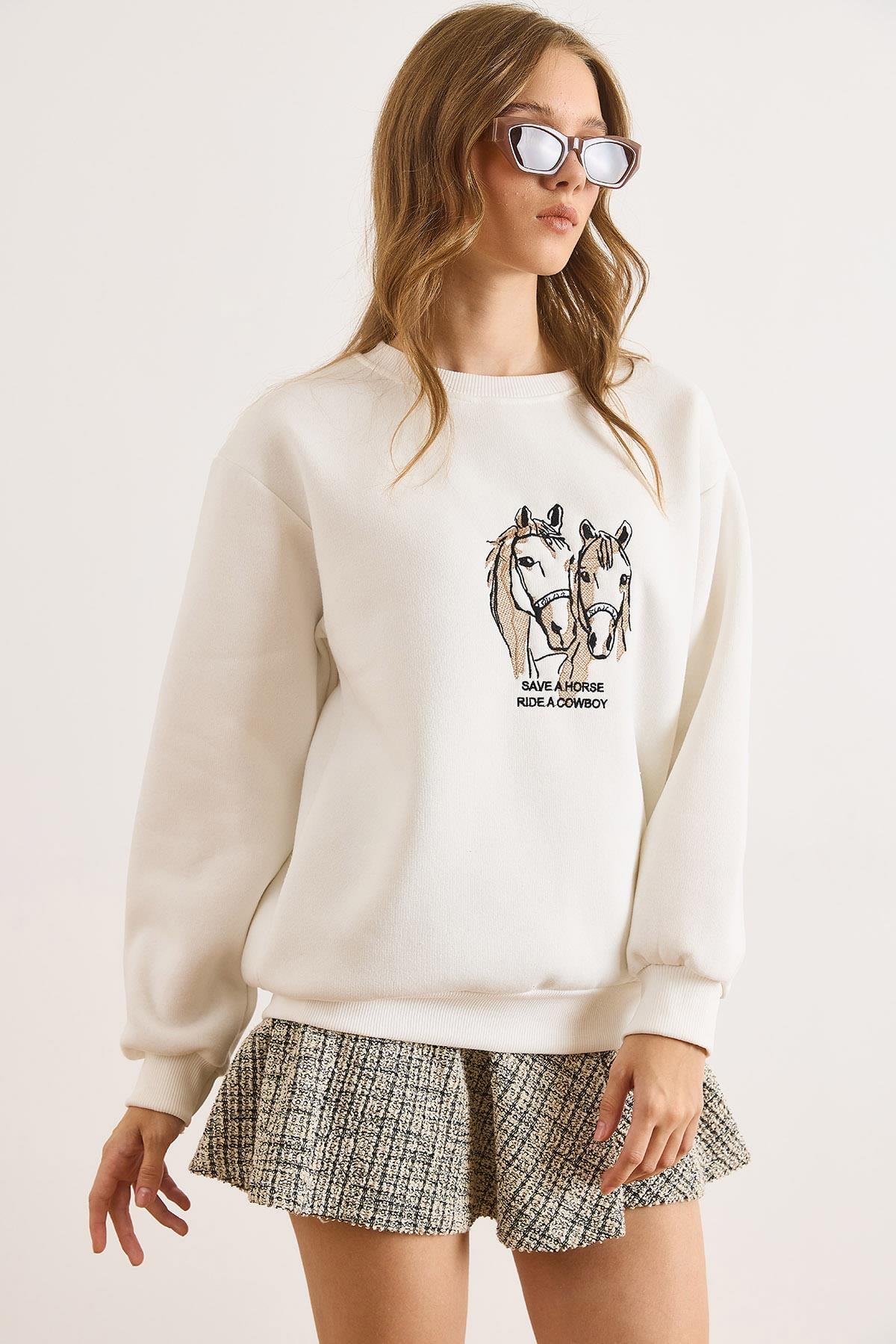 At Nakışlı Rahat Kalıp Şardonlu Sweatshirt Ekru