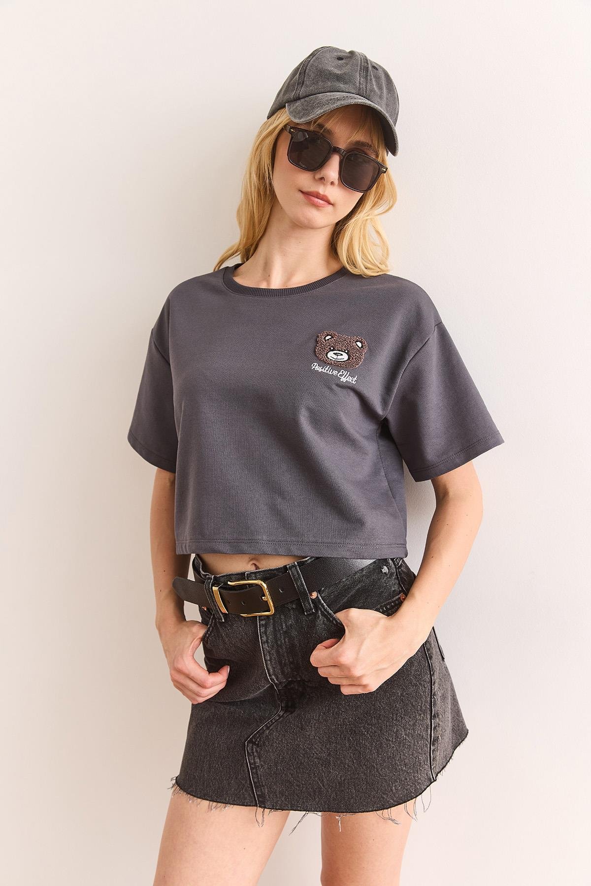 Ayıcık Aplikeli Crop 2 ip Tişört Füme