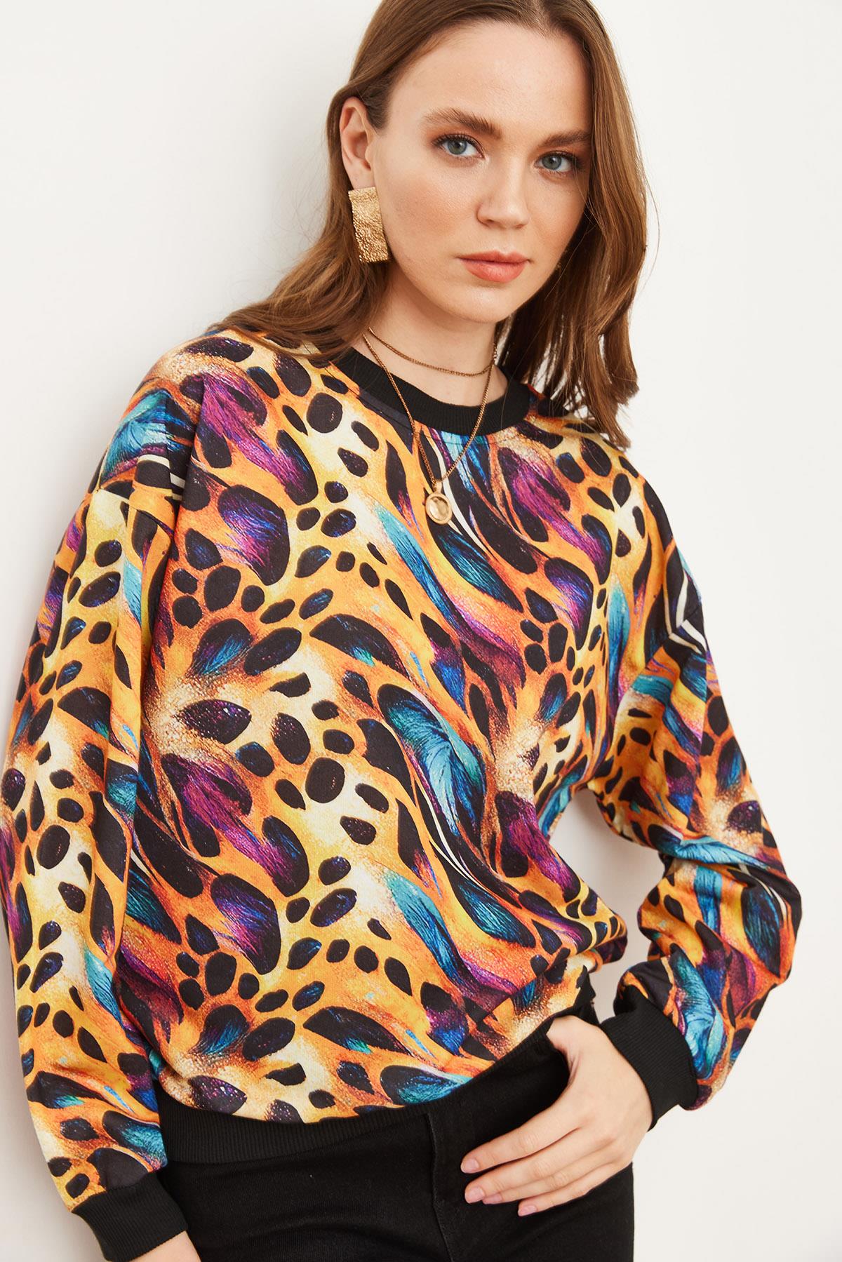 Basic Yumuşak Dokulu Salaş Sweatshirt Renkli Leopar