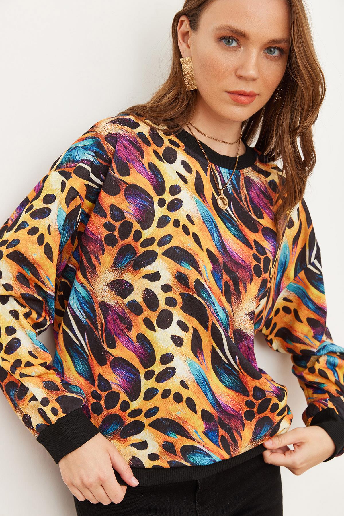 Basic Yumuşak Dokulu Salaş Sweatshirt Renkli Leopar