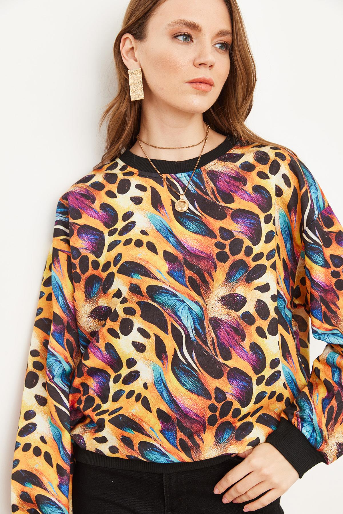 Basic Yumuşak Dokulu Salaş Sweatshirt Renkli Leopar