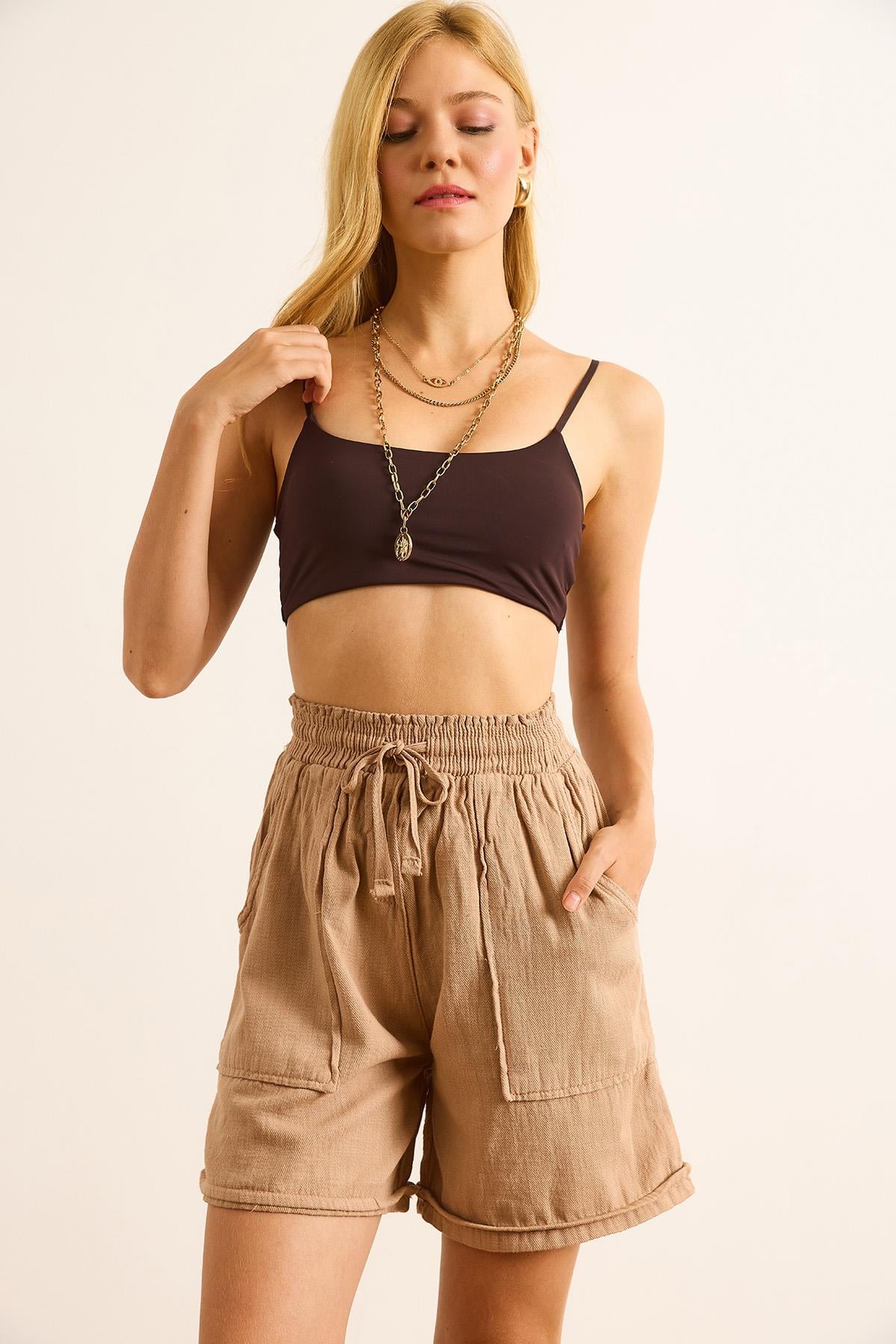 Beli Lastikli Cepli Keten Şort Camel