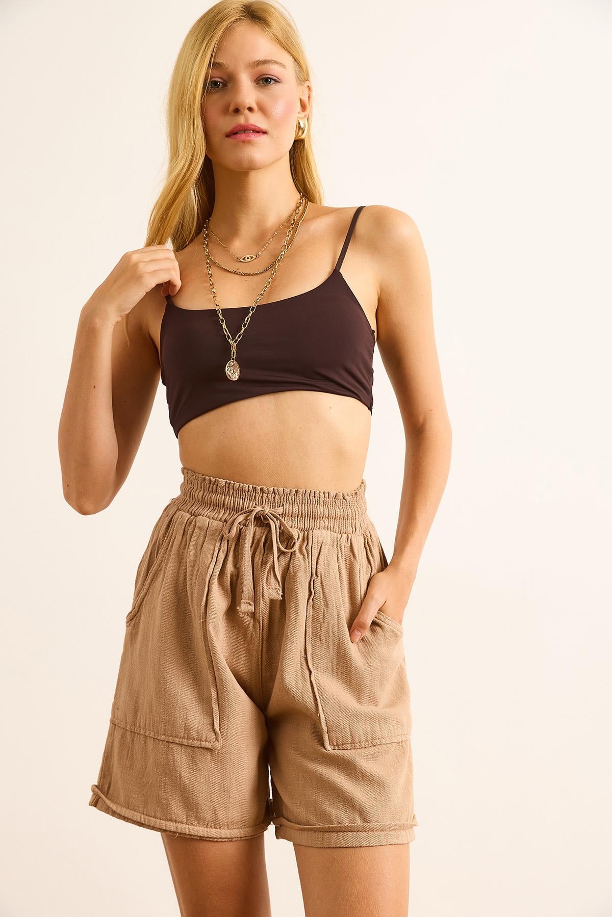 Beli Lastikli Cepli Keten Şort Camel