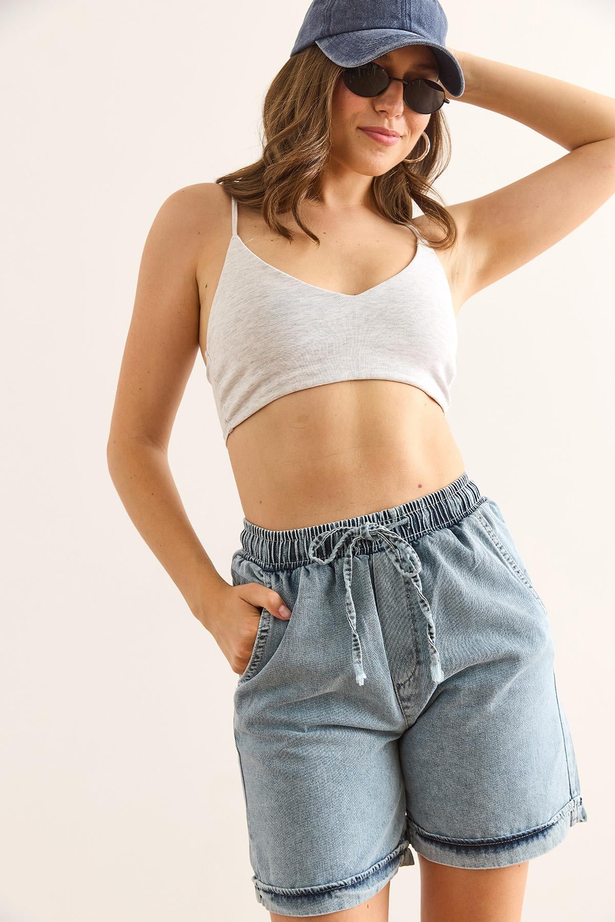Beli Lastikli Cepli Yıkamalı Pamuk Denim Şort Mavi
