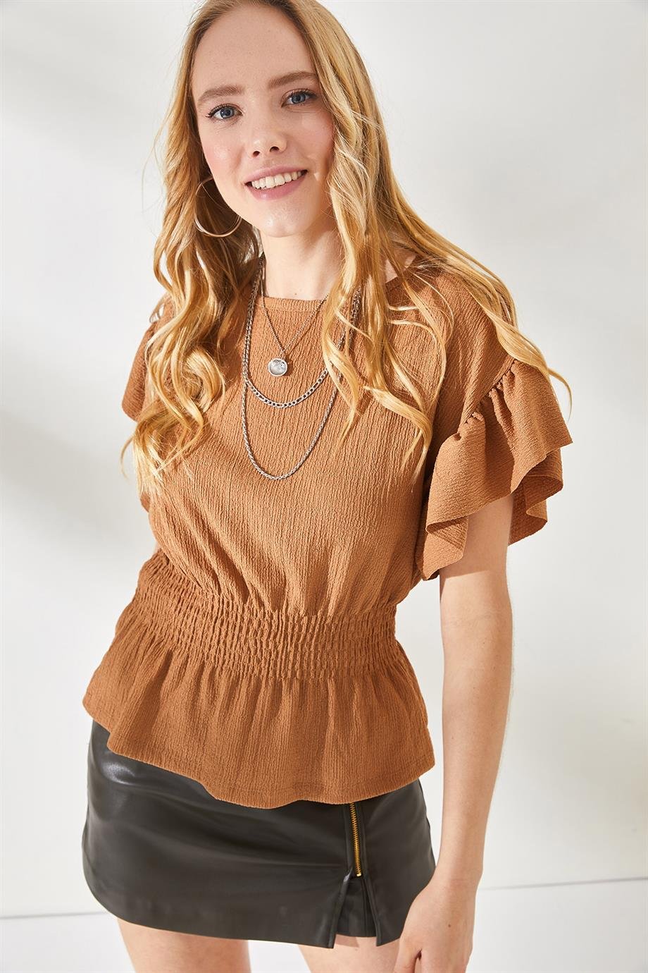 Beli Lastikli Kolu Fırfırlı Yarasa Bluz Camel