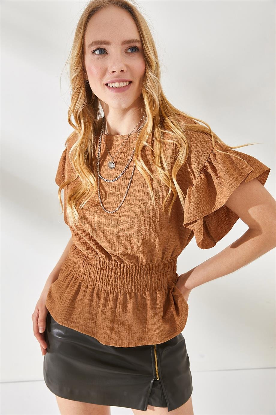 Beli Lastikli Kolu Fırfırlı Yarasa Bluz Camel