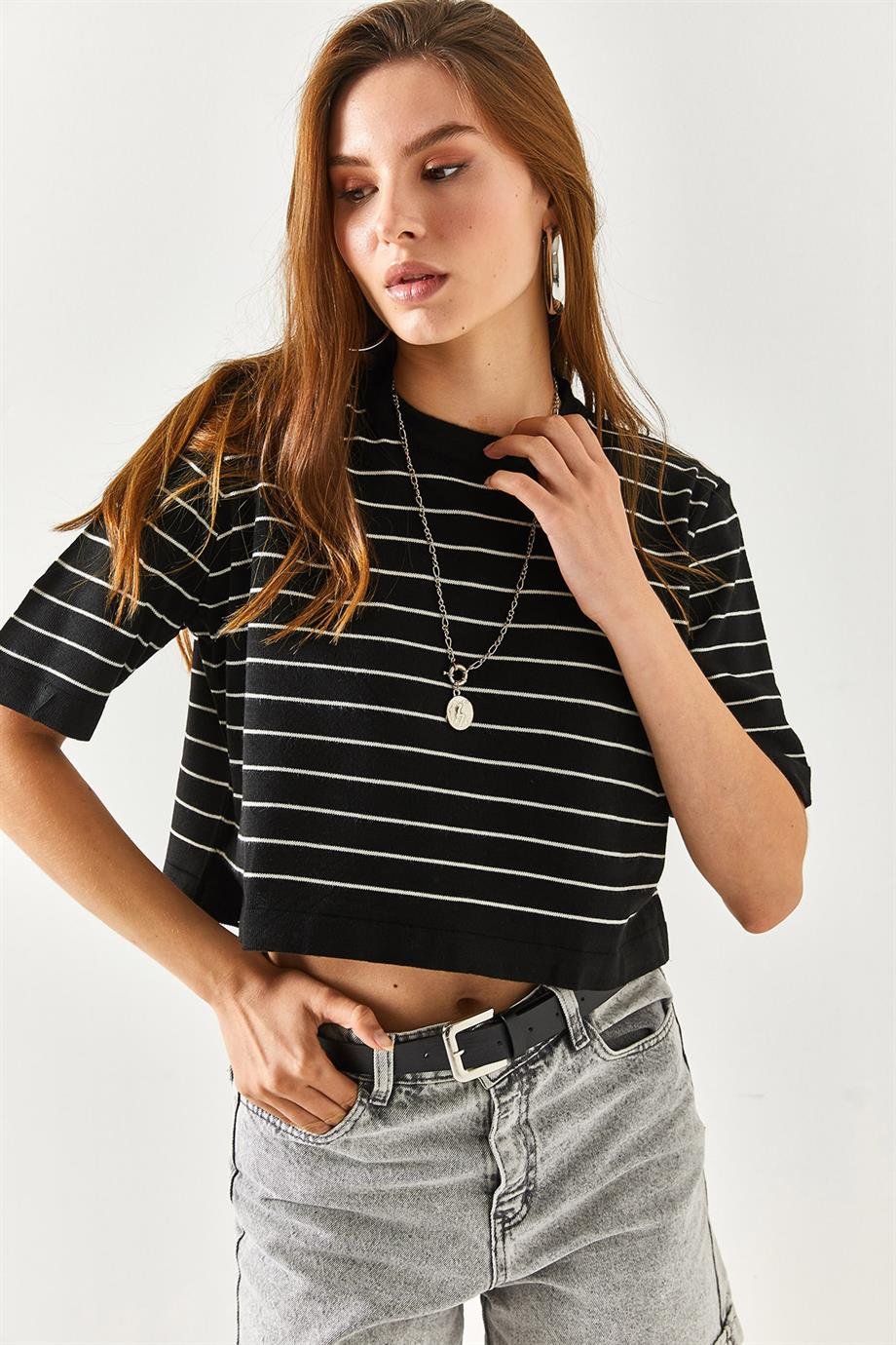 Bisiklet Yaka Çizgili Crop Triko Bluz Siyah
