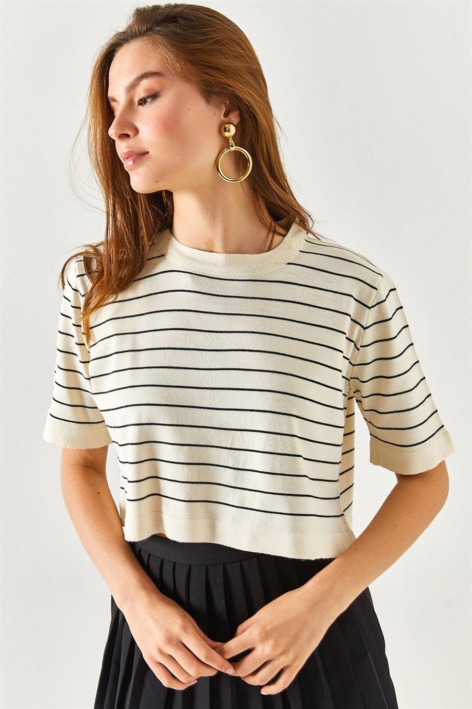 Bisiklet Yaka Çizgili Crop Triko Bluz Ekru