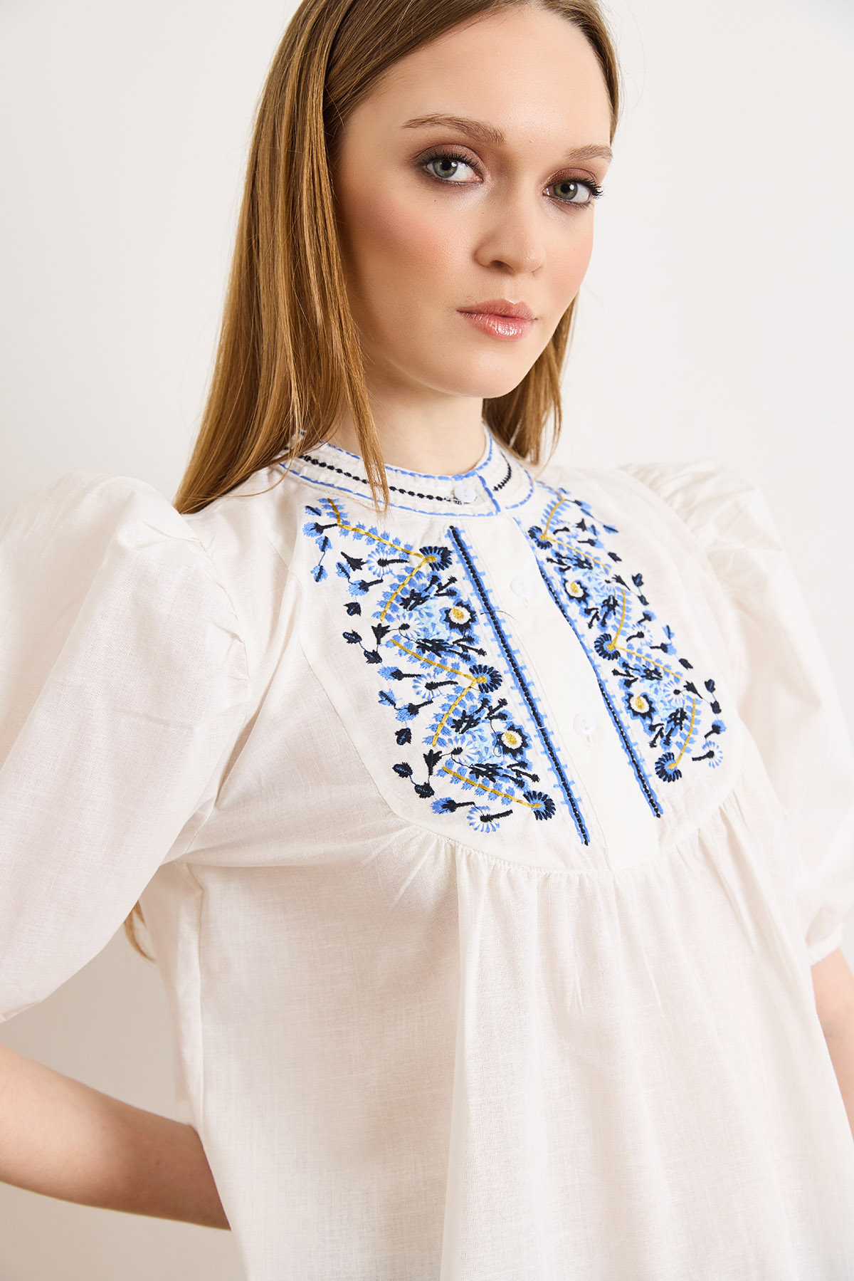 Bisiklet Yaka Düğmeli Boho Nakışlı Bluz Beyaz Mavi