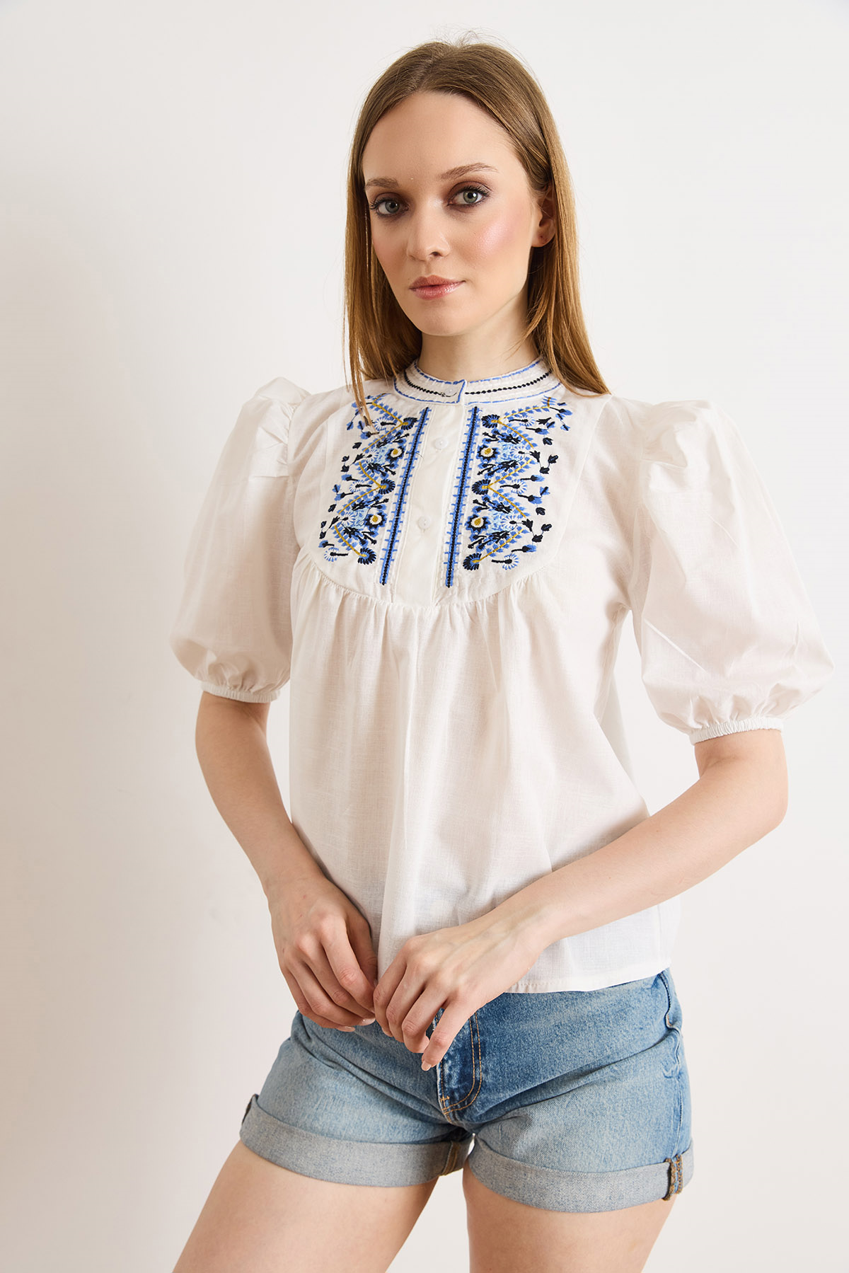 Bisiklet Yaka Düğmeli Boho Nakışlı Bluz Beyaz Mavi