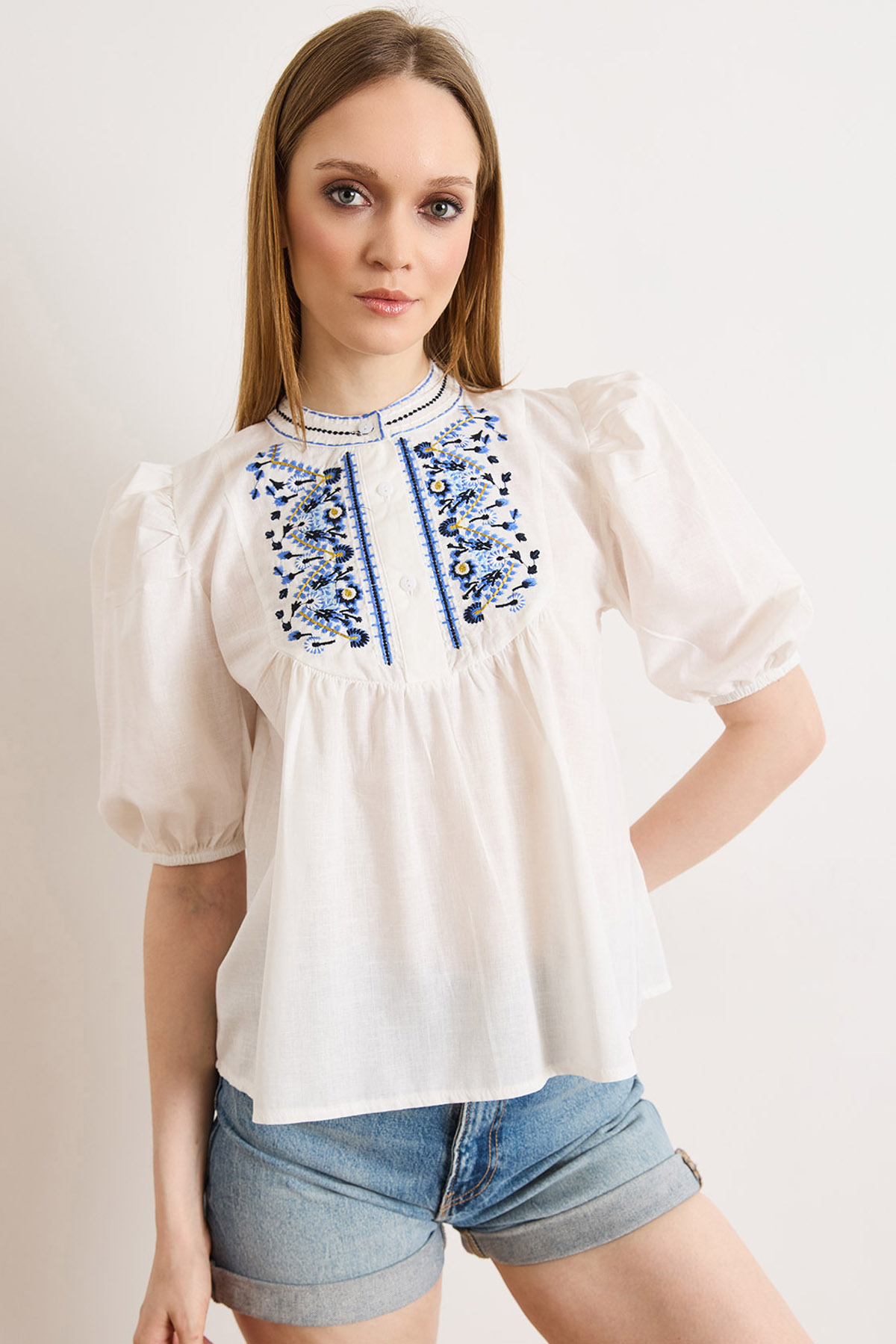 Bisiklet Yaka Düğmeli Boho Nakışlı Bluz Beyaz Mavi
