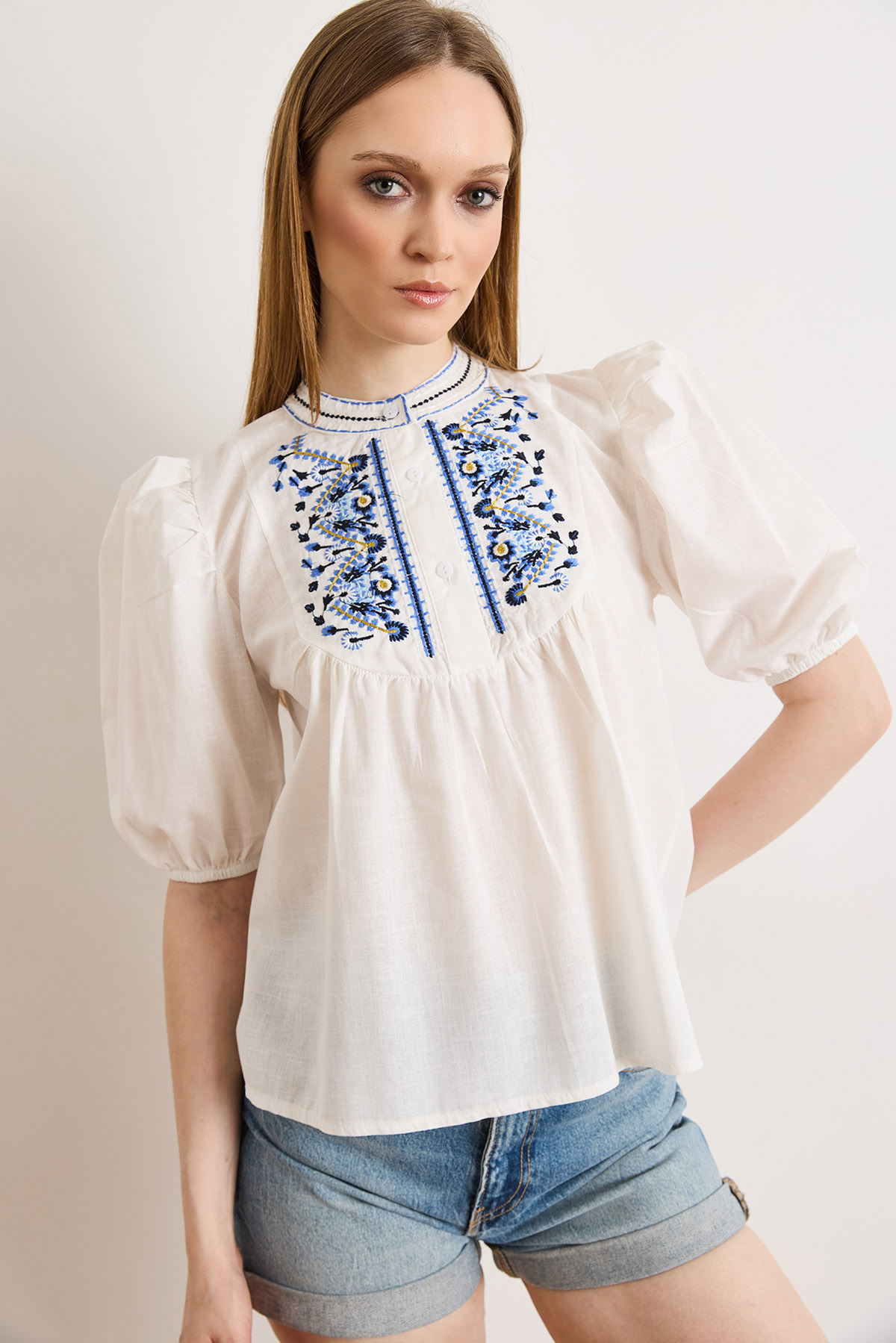 Bisiklet Yaka Düğmeli Boho Nakışlı Bluz Beyaz Mavi