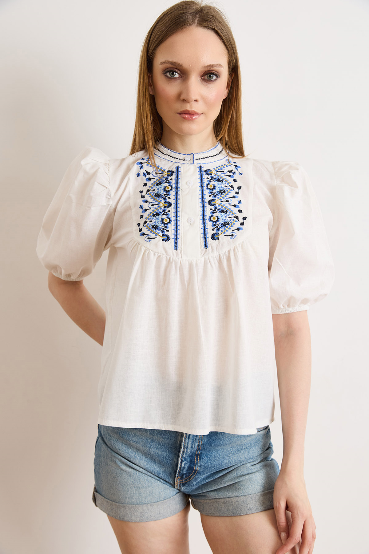 Bisiklet Yaka Düğmeli Boho Nakışlı Bluz Beyaz Mavi