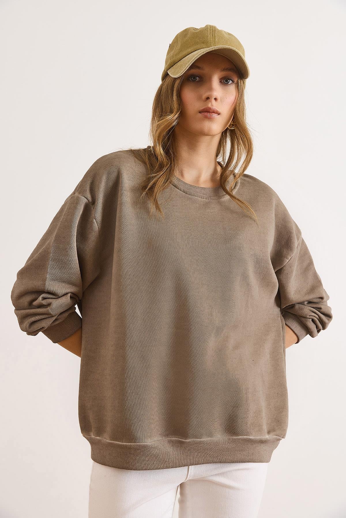 Bisiklet Yaka  Şardonsuz Yıkamalı Basic Sweatshirt Vizon