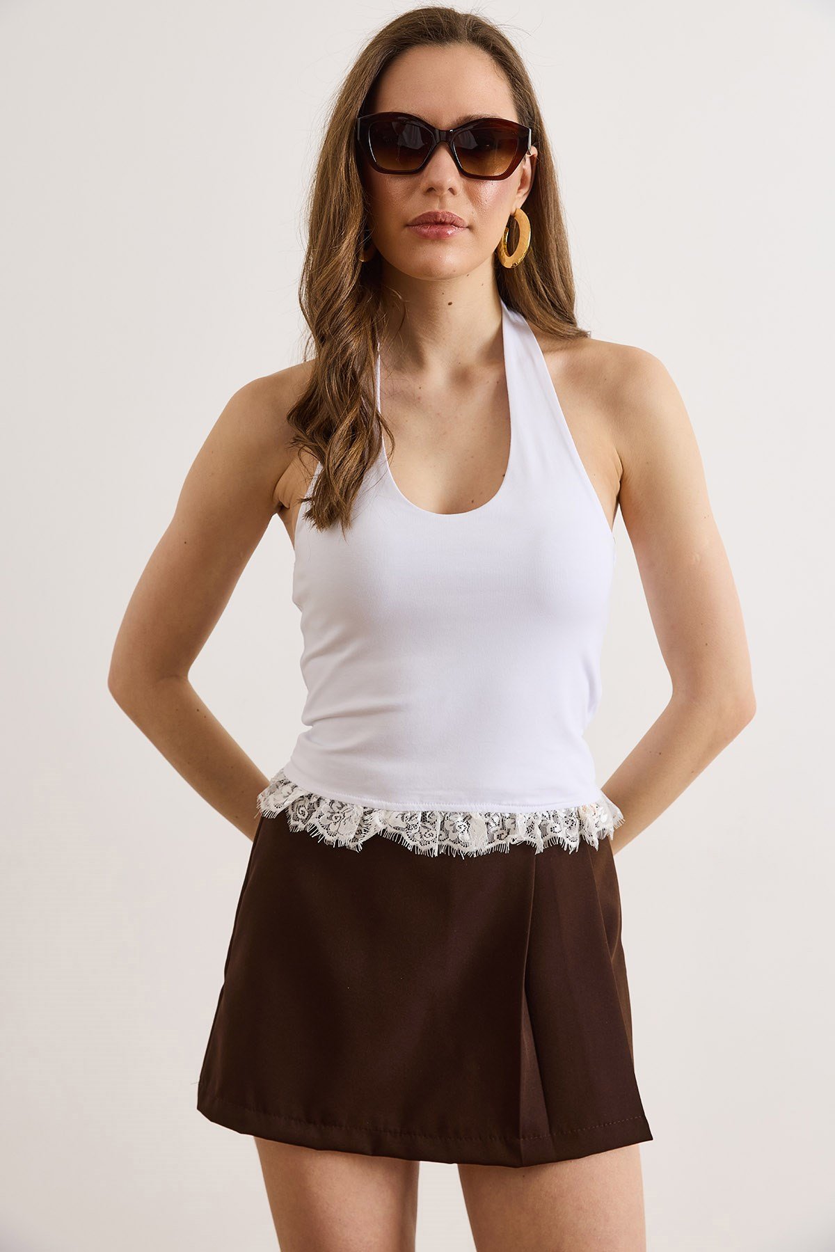 Boyundan Askılı Dantel Detaylı Crop Bluz Beyaz