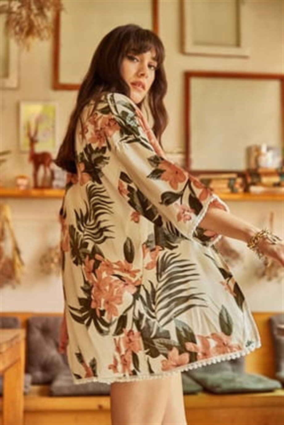 Büyük Pudra Çiçekli Güpür Detaylı Viskon Kimono Ekru