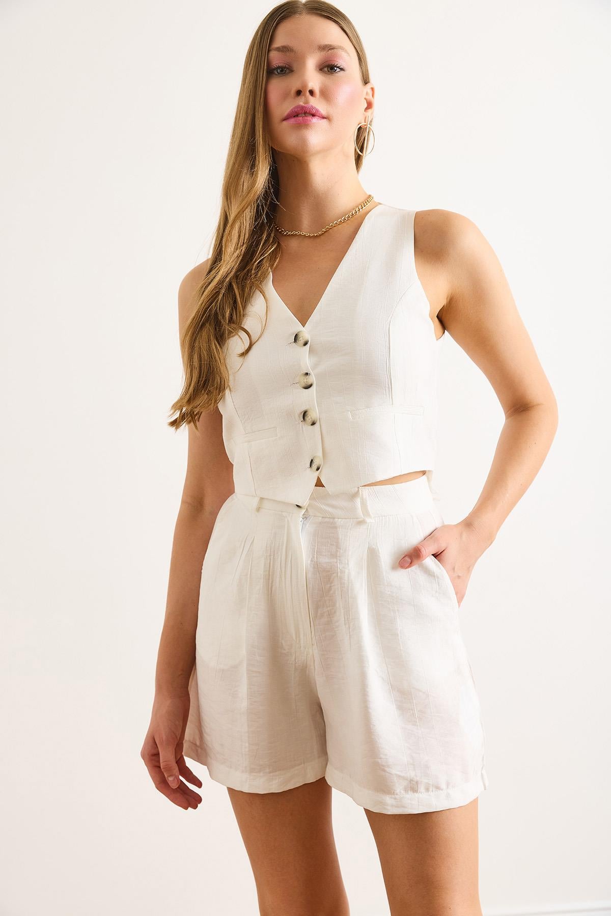 Cepli Fermuarlı Pileli Şort Beyaz
