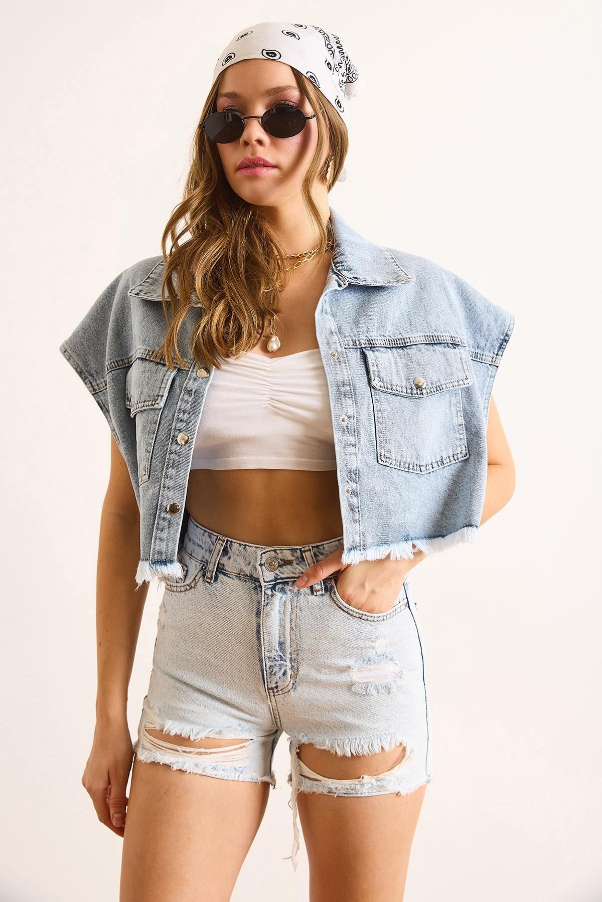 Cepli Lazer Kesim Mom Denim Şort Açık Mavi