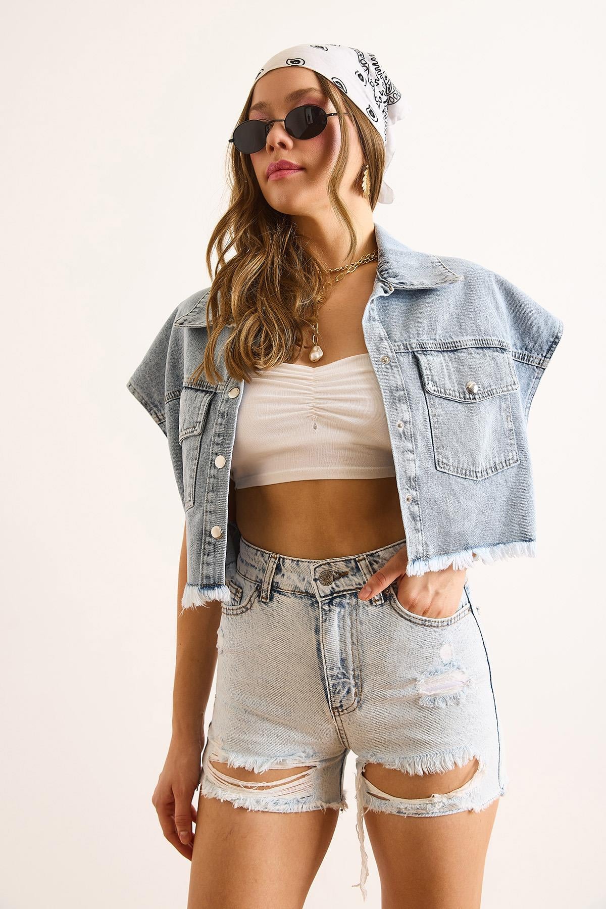 Cepli Lazer Kesim Mom Denim Şort Açık Mavi