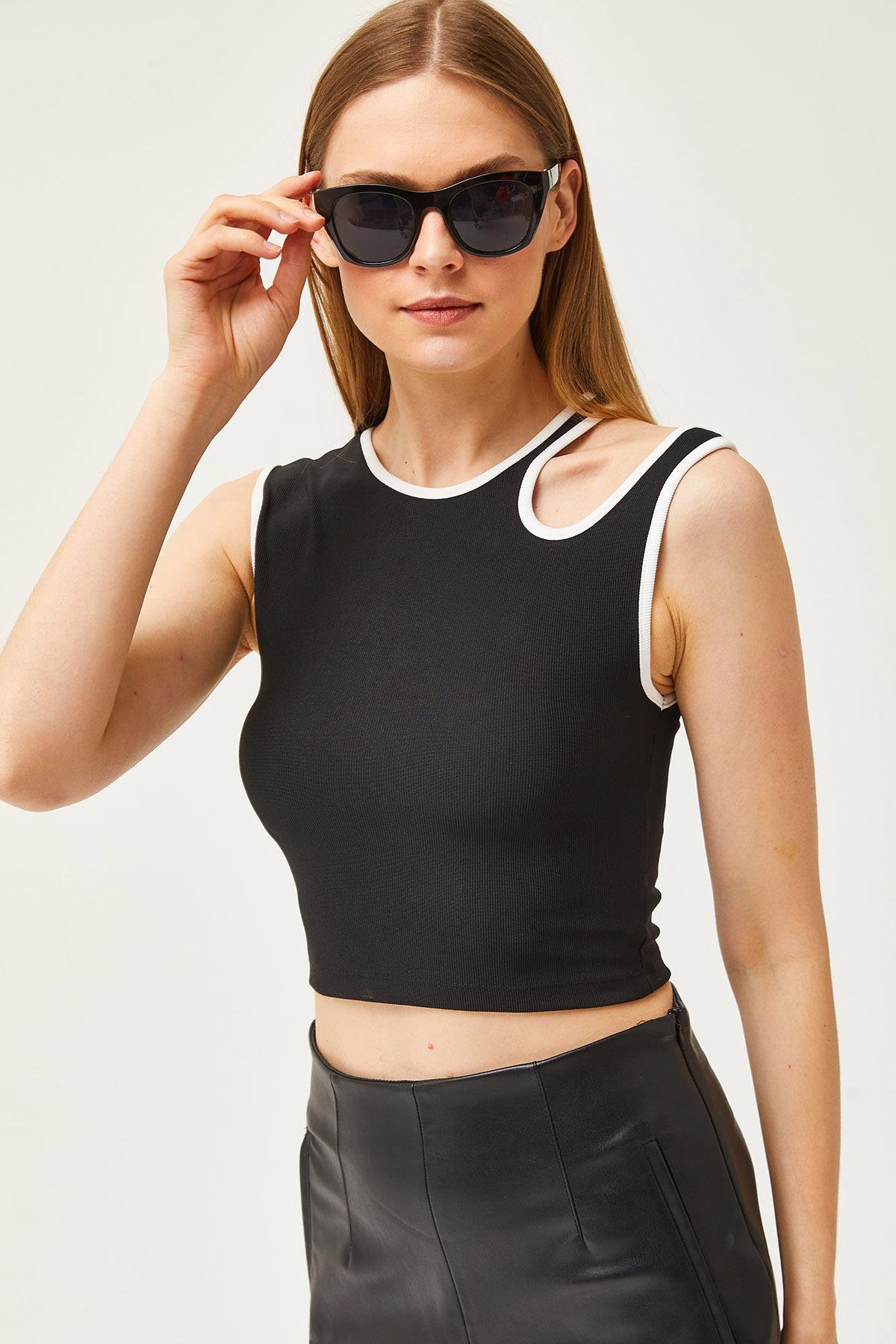 Cut Out Detaylı Ottoman Crop Bluz Siyah