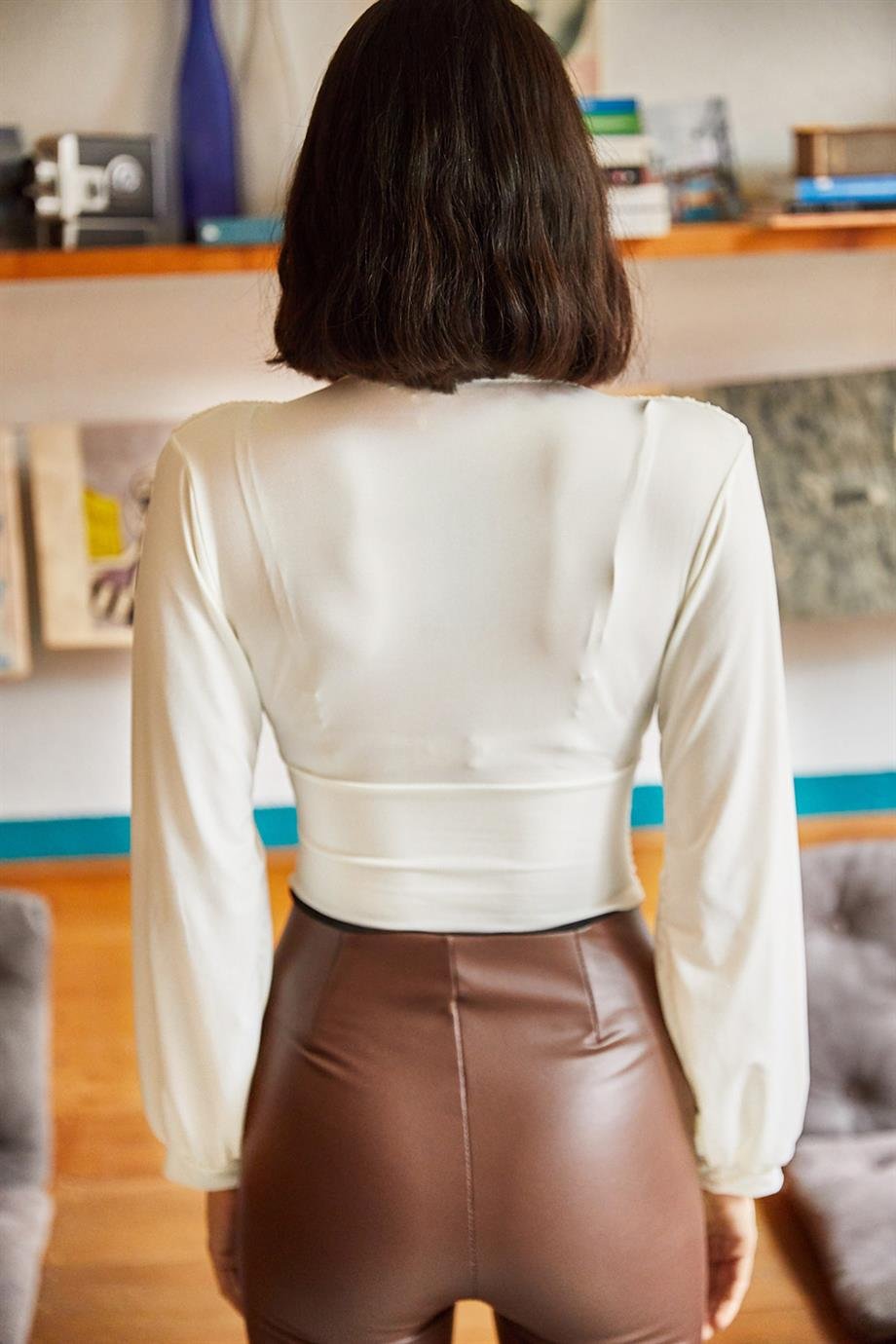 Derin Dekolteli Beli Bantlı Crop Bluz Ekru