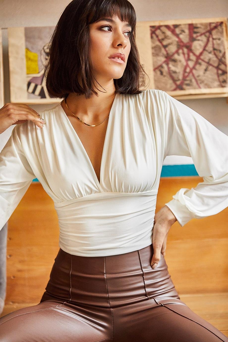 Derin Dekolteli Beli Bantlı Crop Bluz Ekru