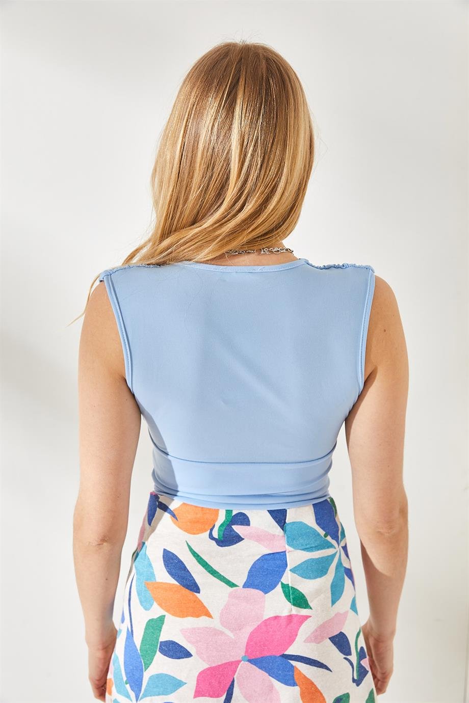 Derin Dekolteli Beli Bantlı Crop Bluz Bebe Mavi Kolsuz