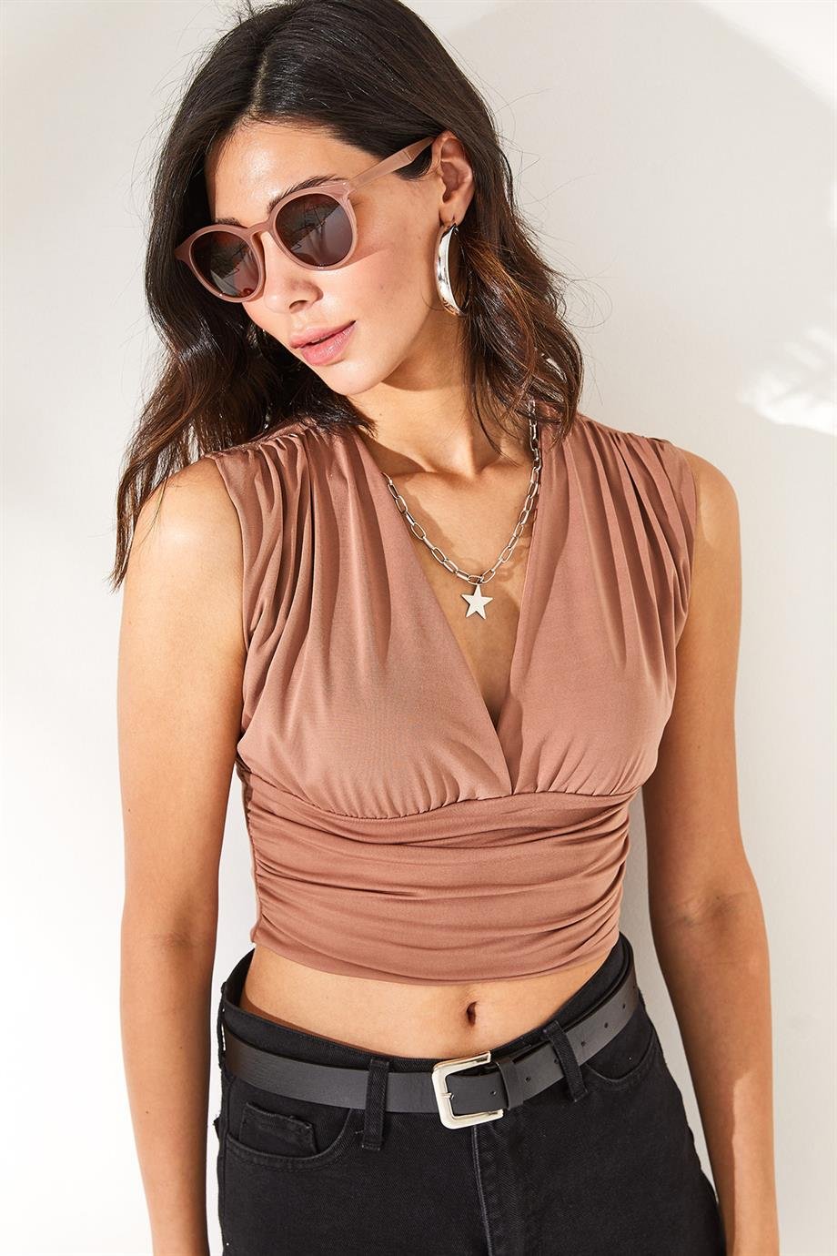 Derin Dekolteli Beli Bantlı Crop Bluz Kolsuz Camel