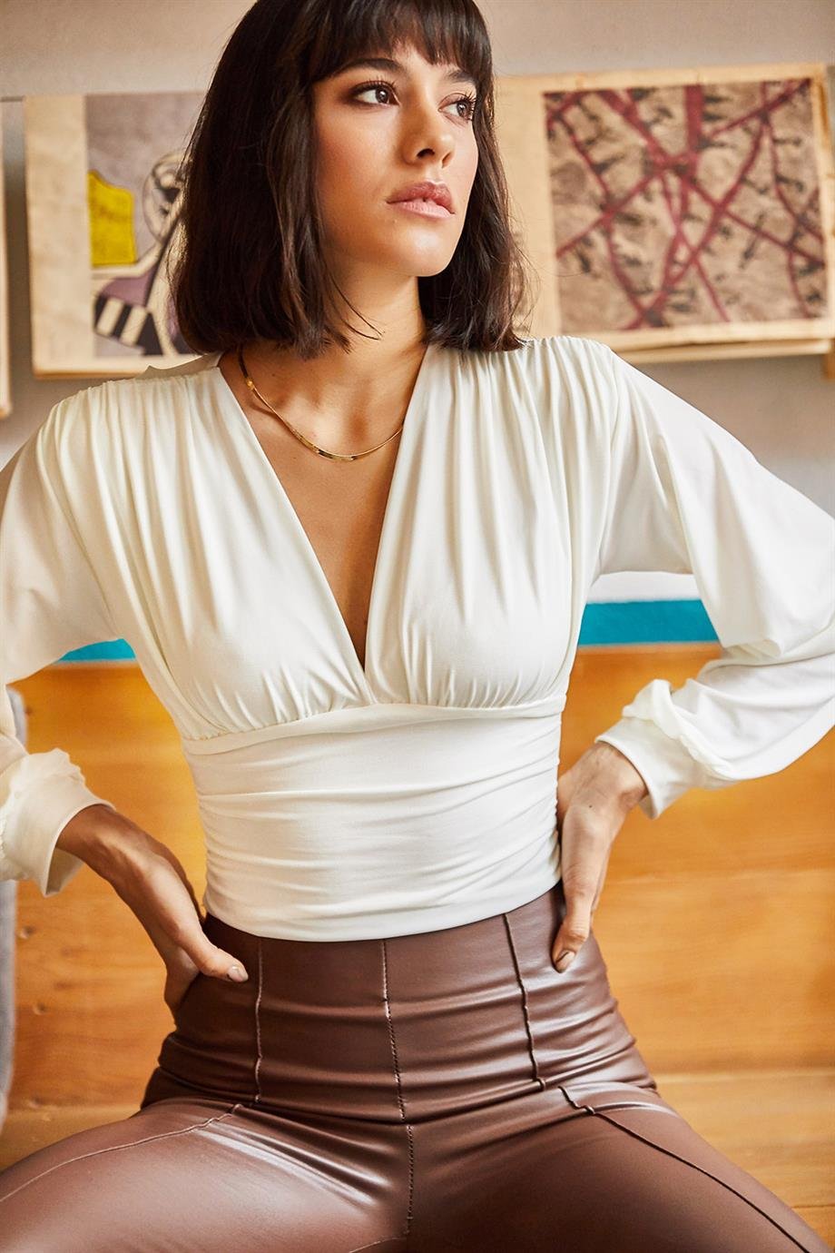 Derin Dekolteli Beli Bantlı Crop Bluz Ekru