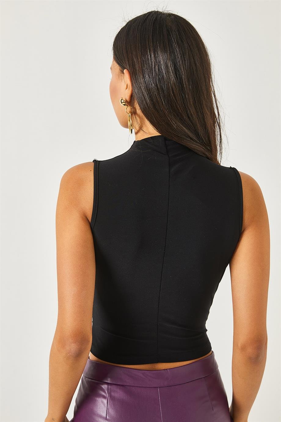 Dik Yaka Büzgü Detaylı Crop Bluz Siyah