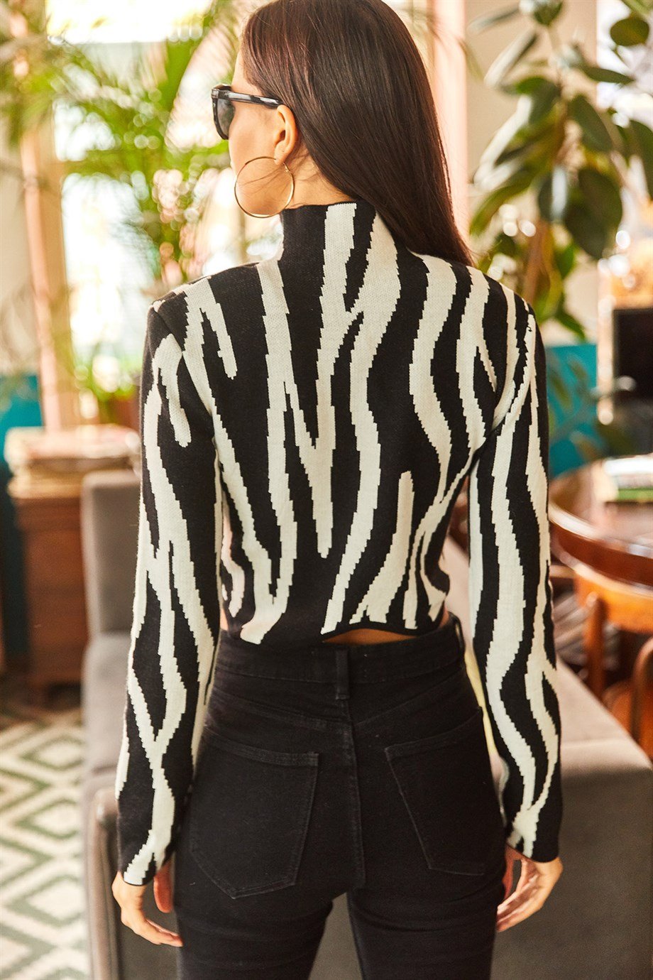 Dik Yaka Vatkalı Asimetrik Crop Triko Bluz Siyah Zebra