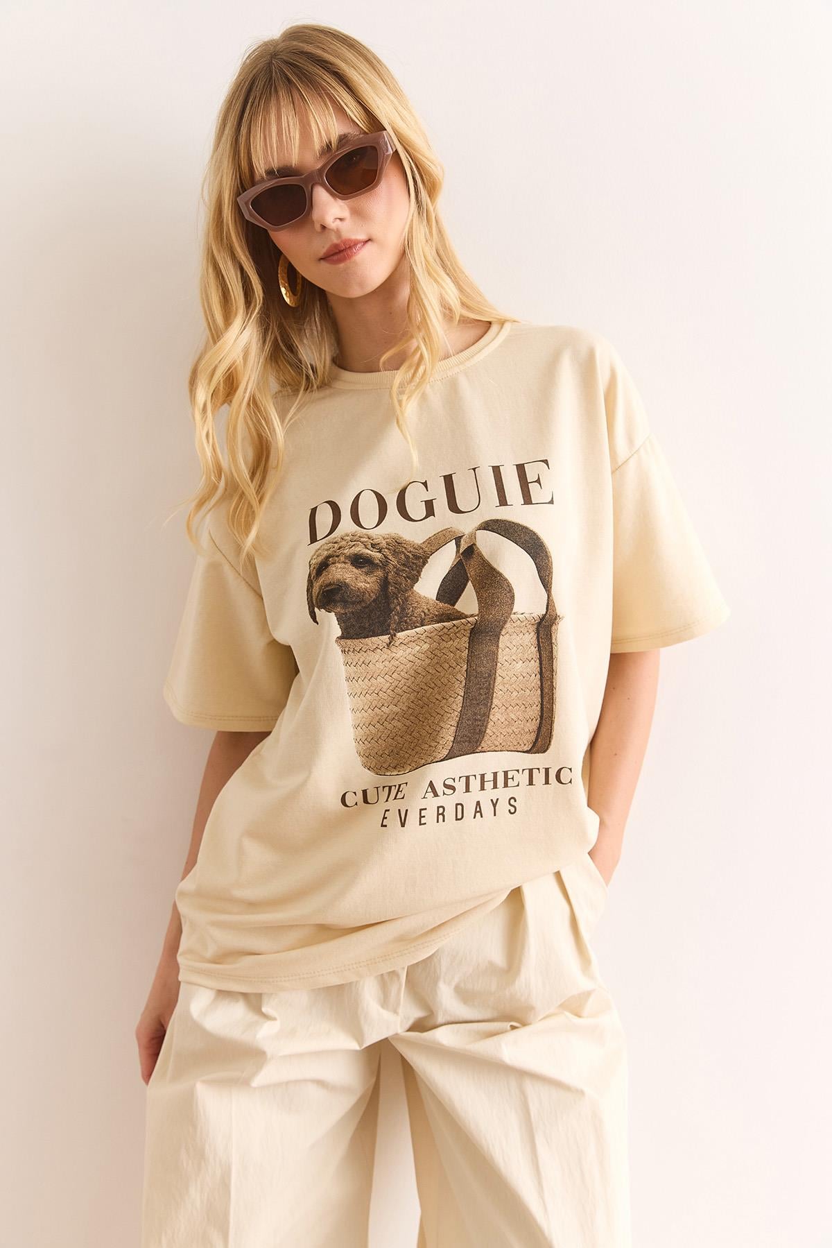 Doguie Baskılı 2 İp Relaxed Fit Tişört Bej