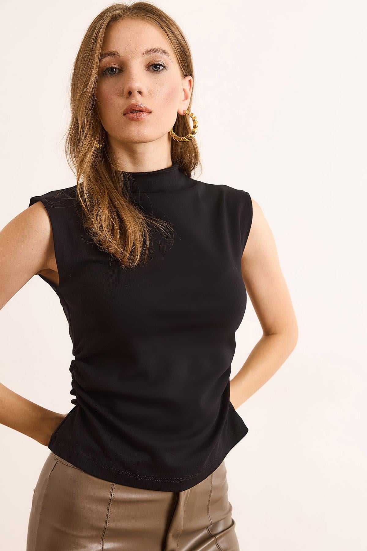 Drape Detaylı Dik Yaka İnterlok Crop Bluz Siyah