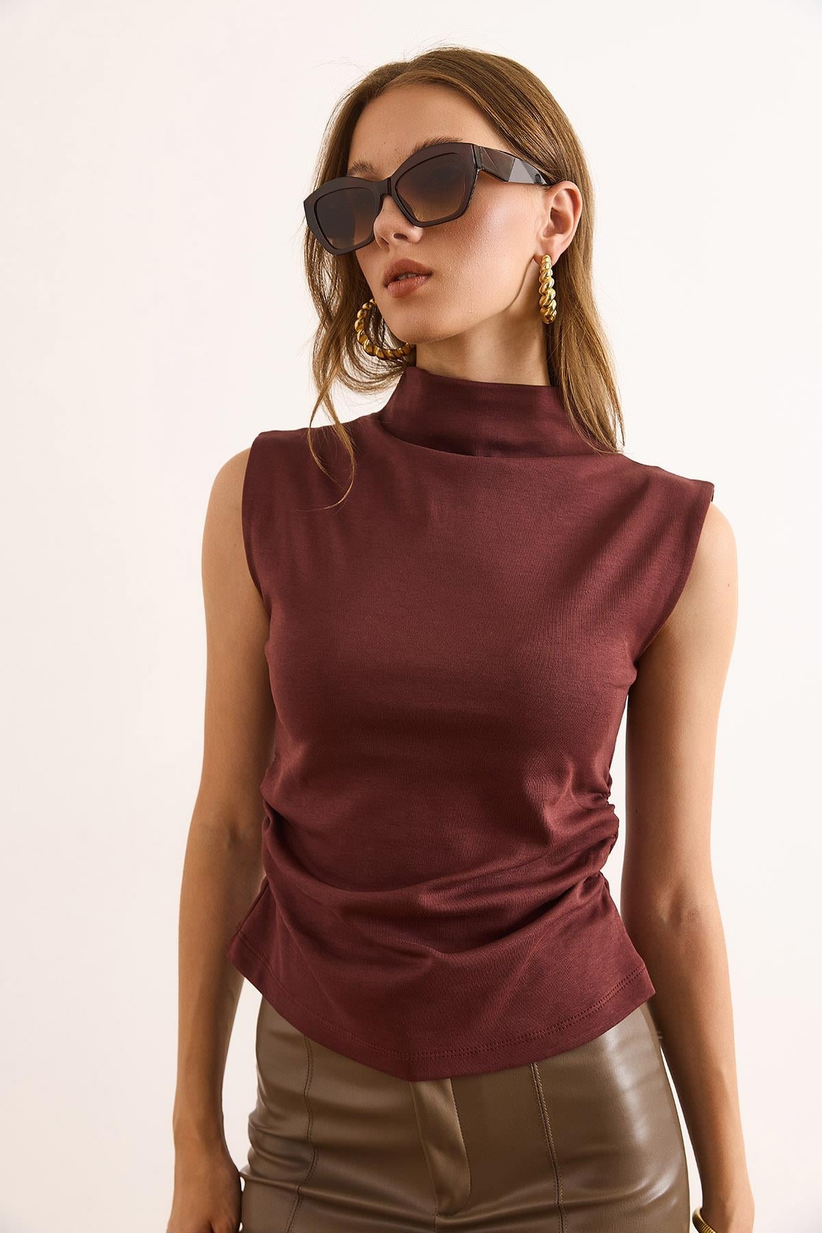 Drape Detaylı Dik Yaka İnterlok Crop Bluz Kahverengi