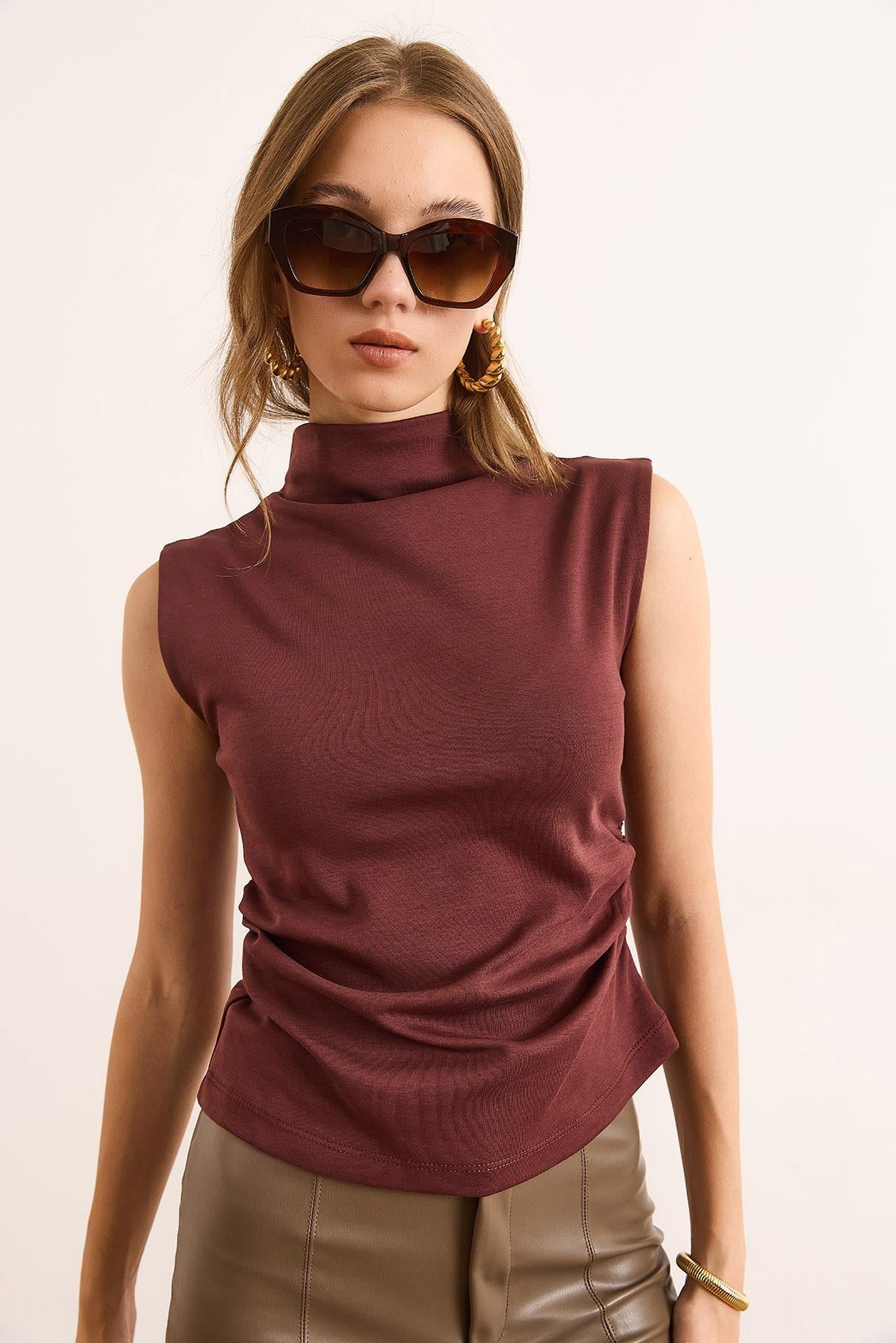 Drape Detaylı Dik Yaka İnterlok Crop Bluz Kahverengi