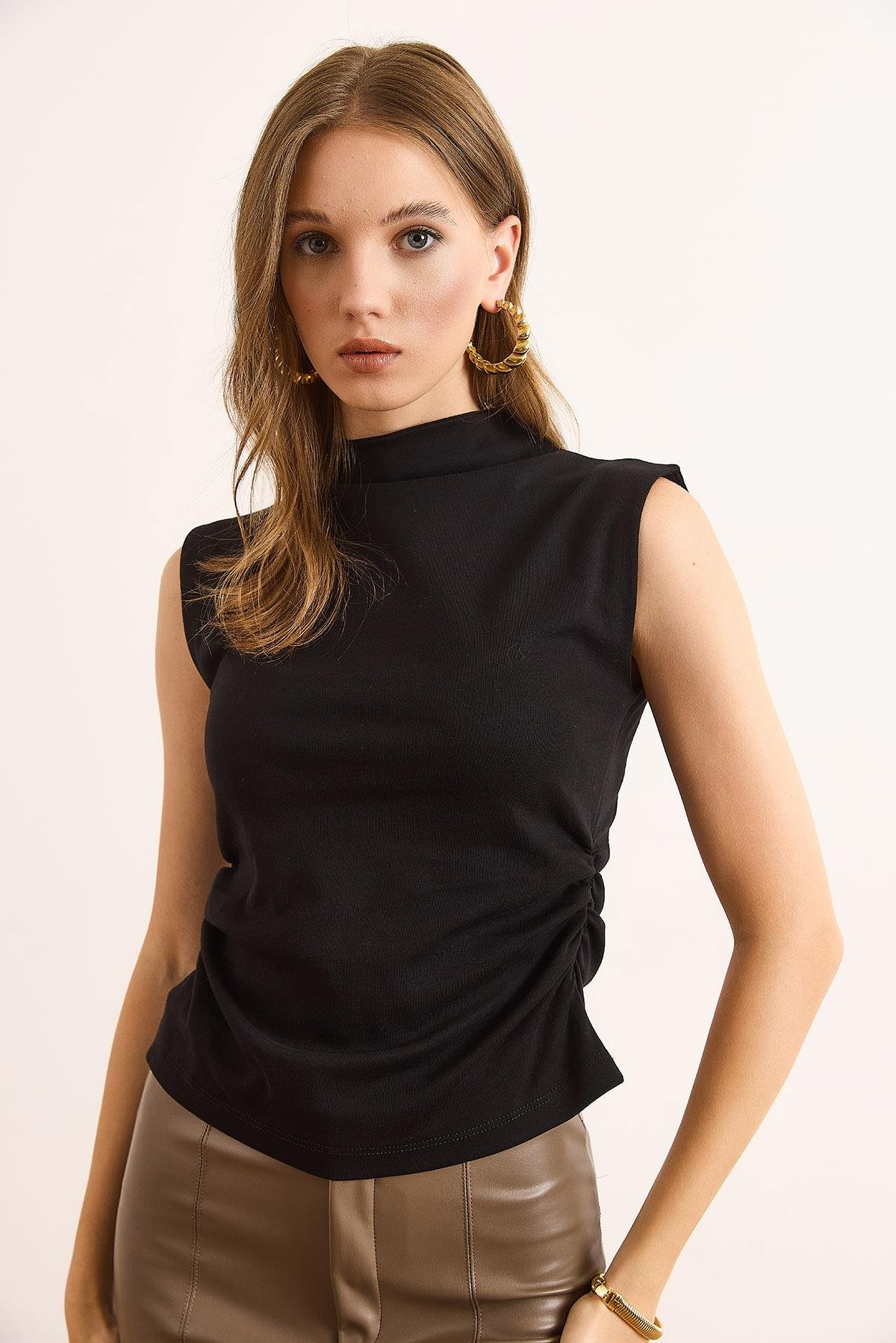 Drape Detaylı Dik Yaka İnterlok Crop Bluz Siyah