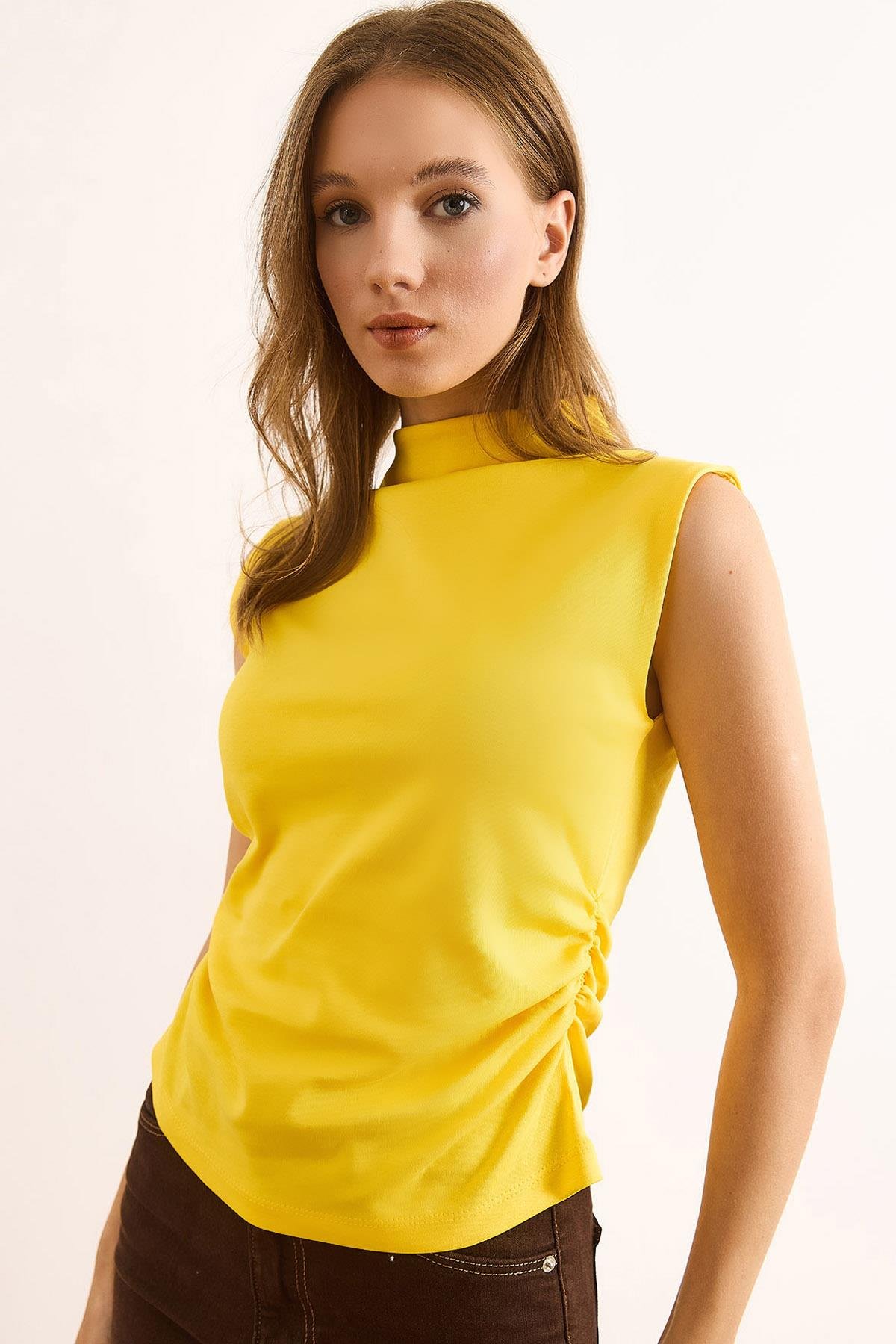 Drape Detaylı Dik Yaka İnterlok Crop Bluz Sarı