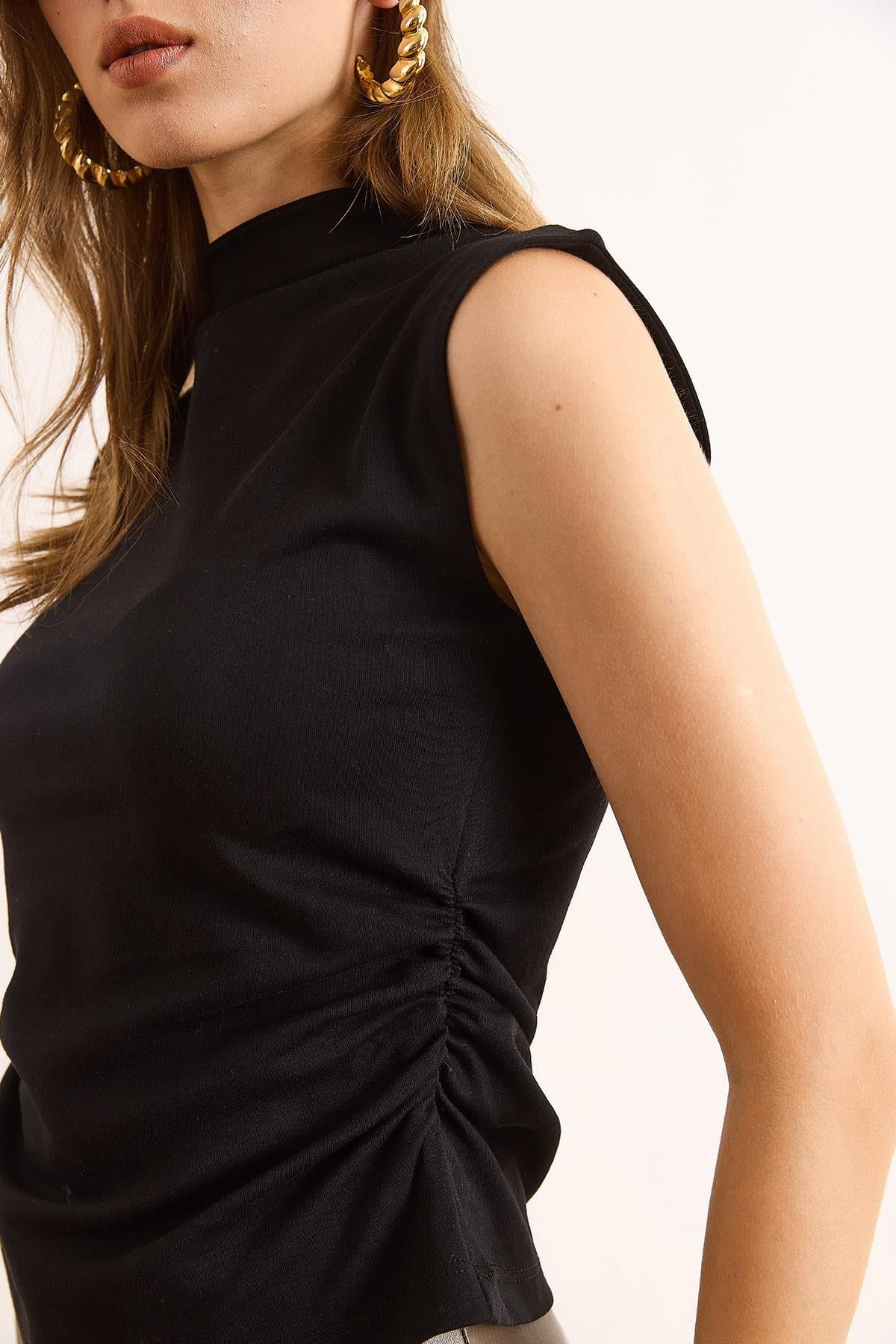 Drape Detaylı Dik Yaka İnterlok Crop Bluz Siyah