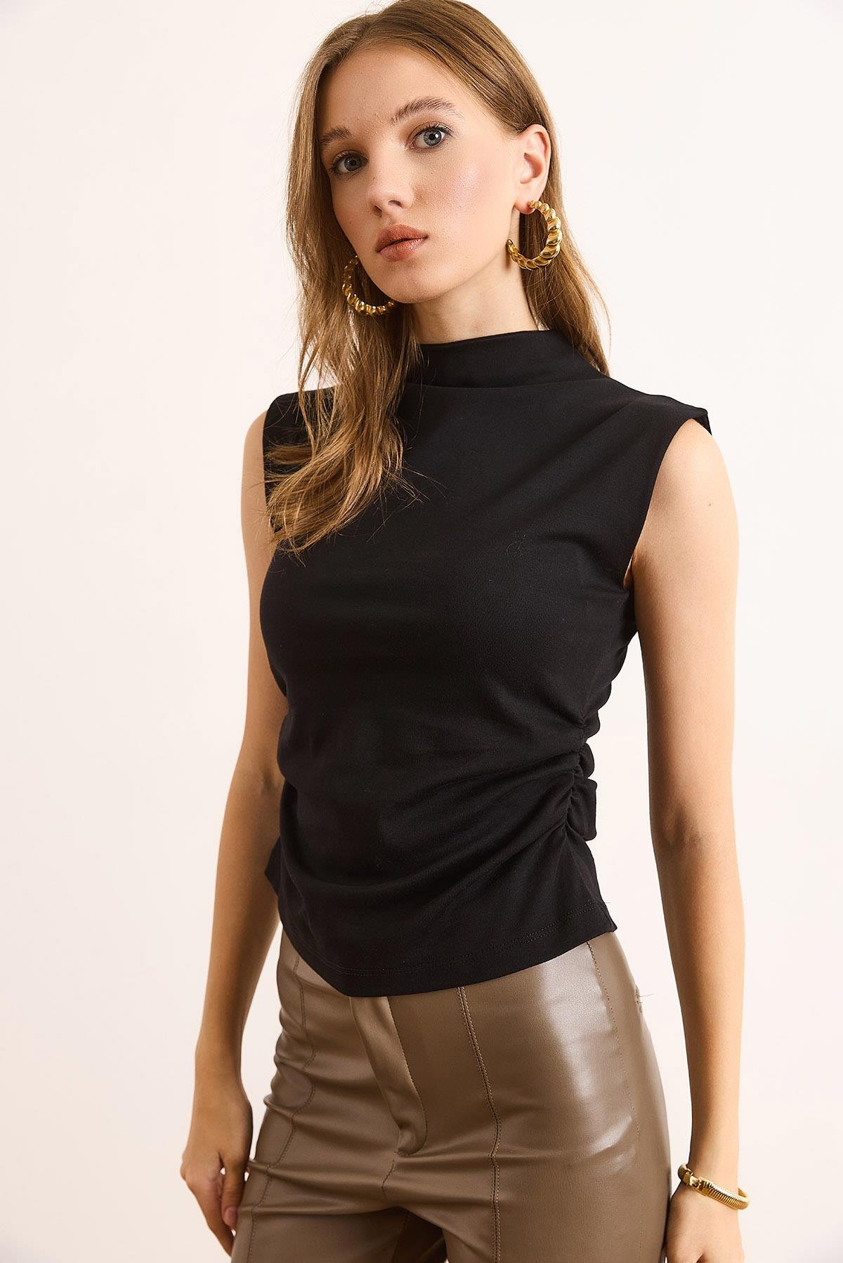 Drape Detaylı Dik Yaka İnterlok Crop Bluz Siyah