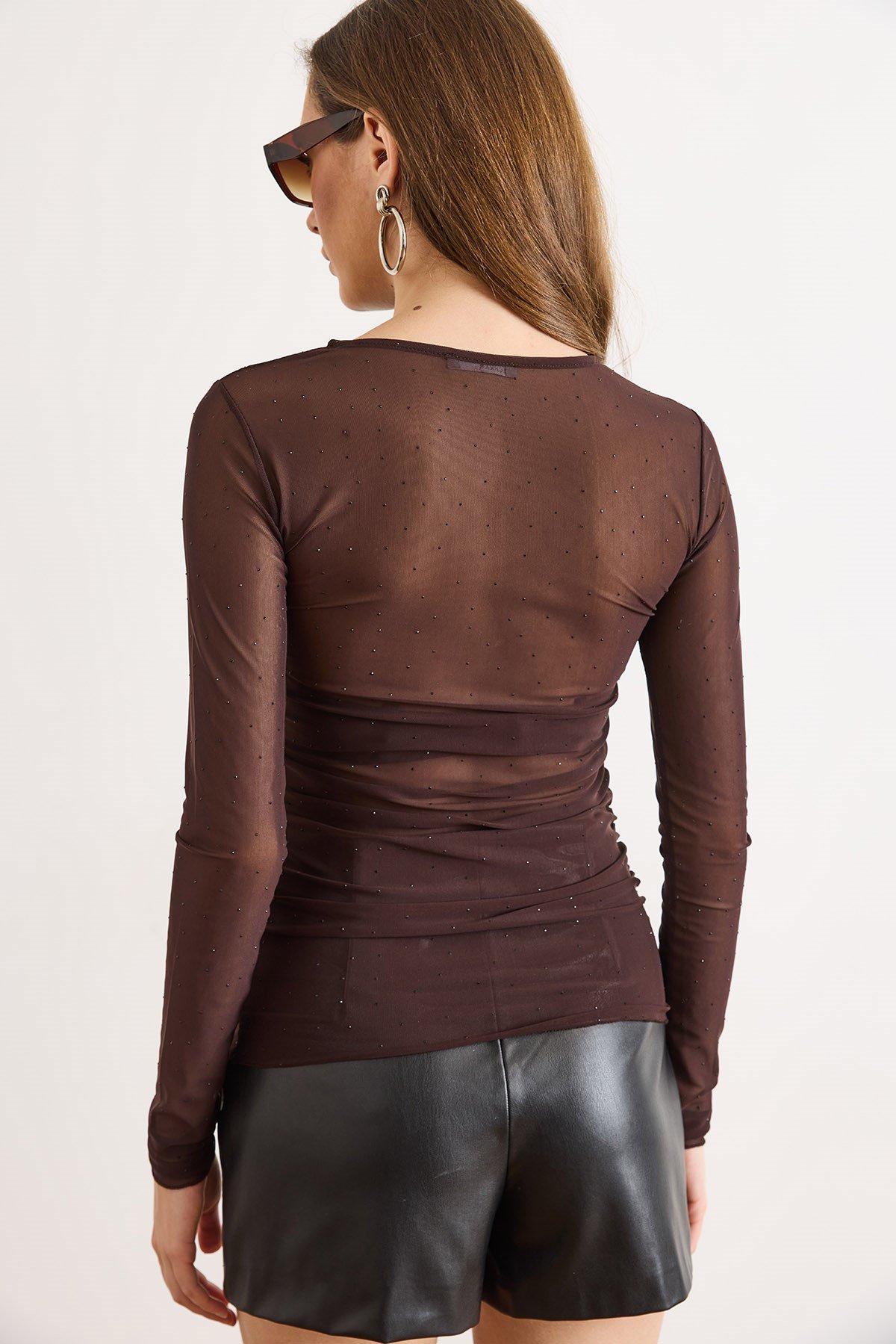 Drape Detaylı Taşlı Transparan Tül Bluz Kahverengi