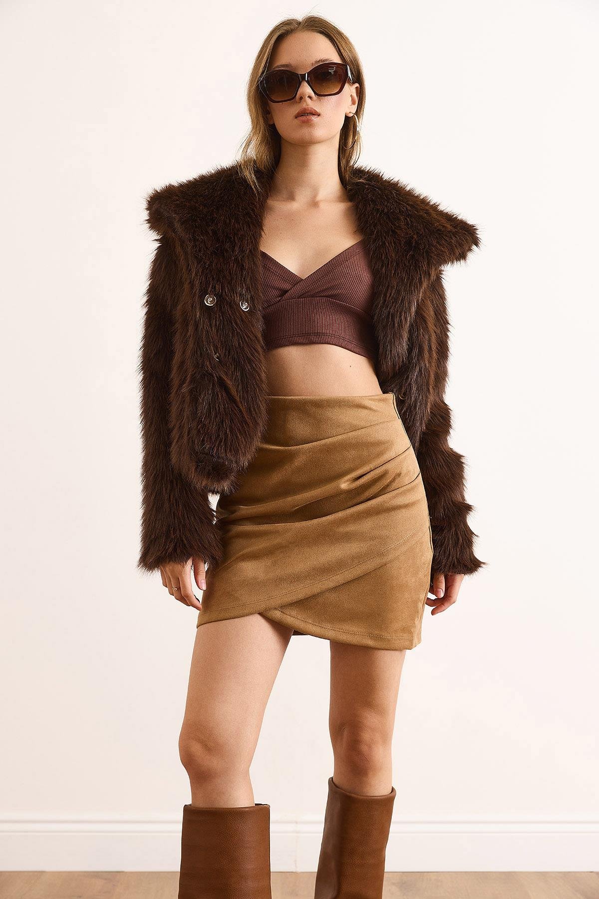 Drape Detaylı Yanı Fermuarlı Mini Süet Etek Camel