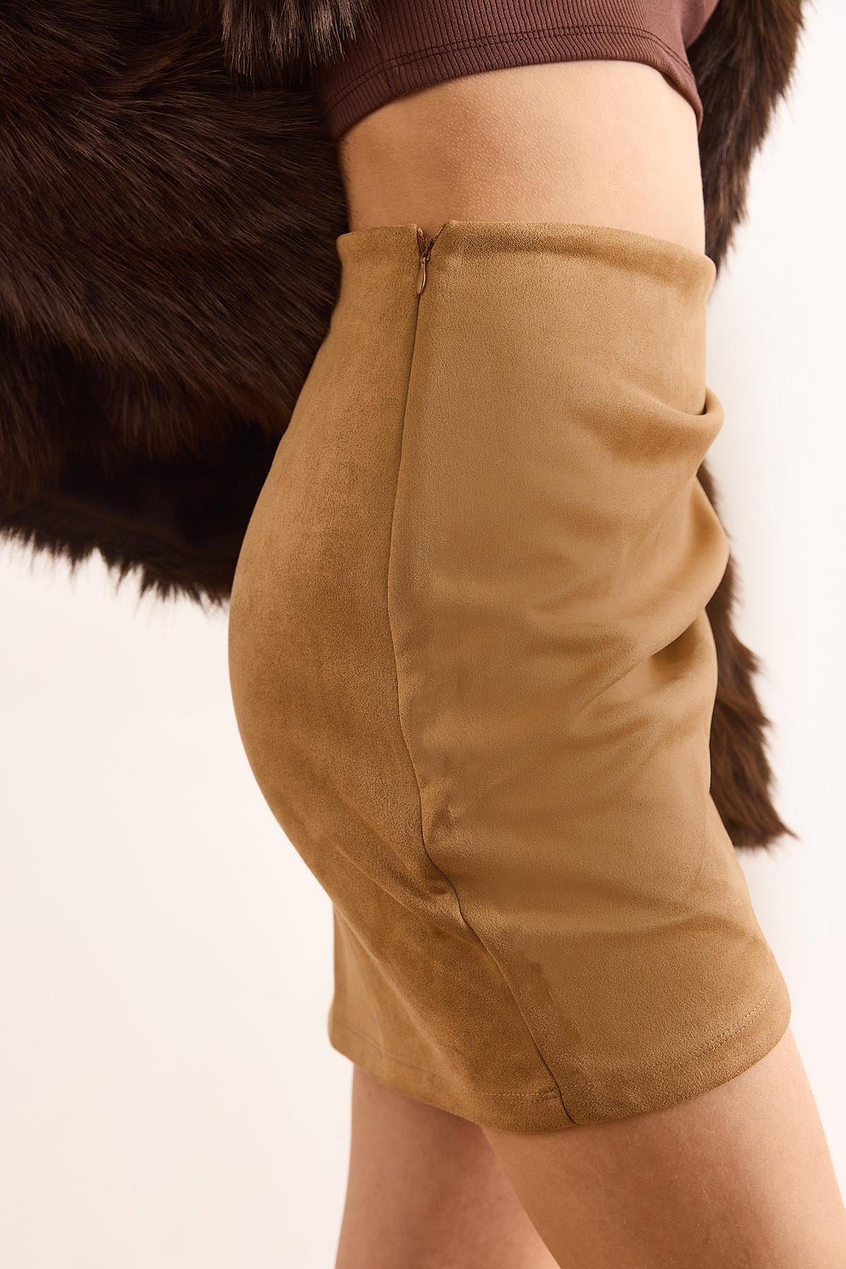 Drape Detaylı Yanı Fermuarlı Mini Süet Etek Camel