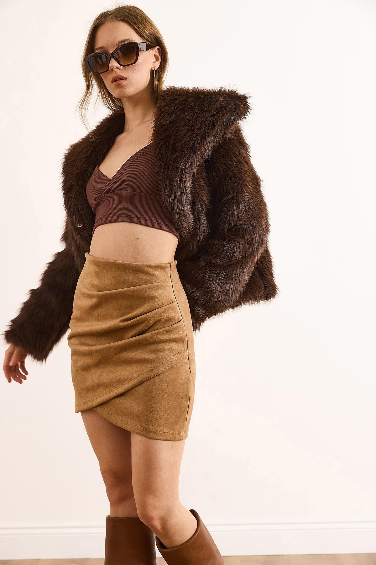 Drape Detaylı Yanı Fermuarlı Mini Süet Etek Camel
