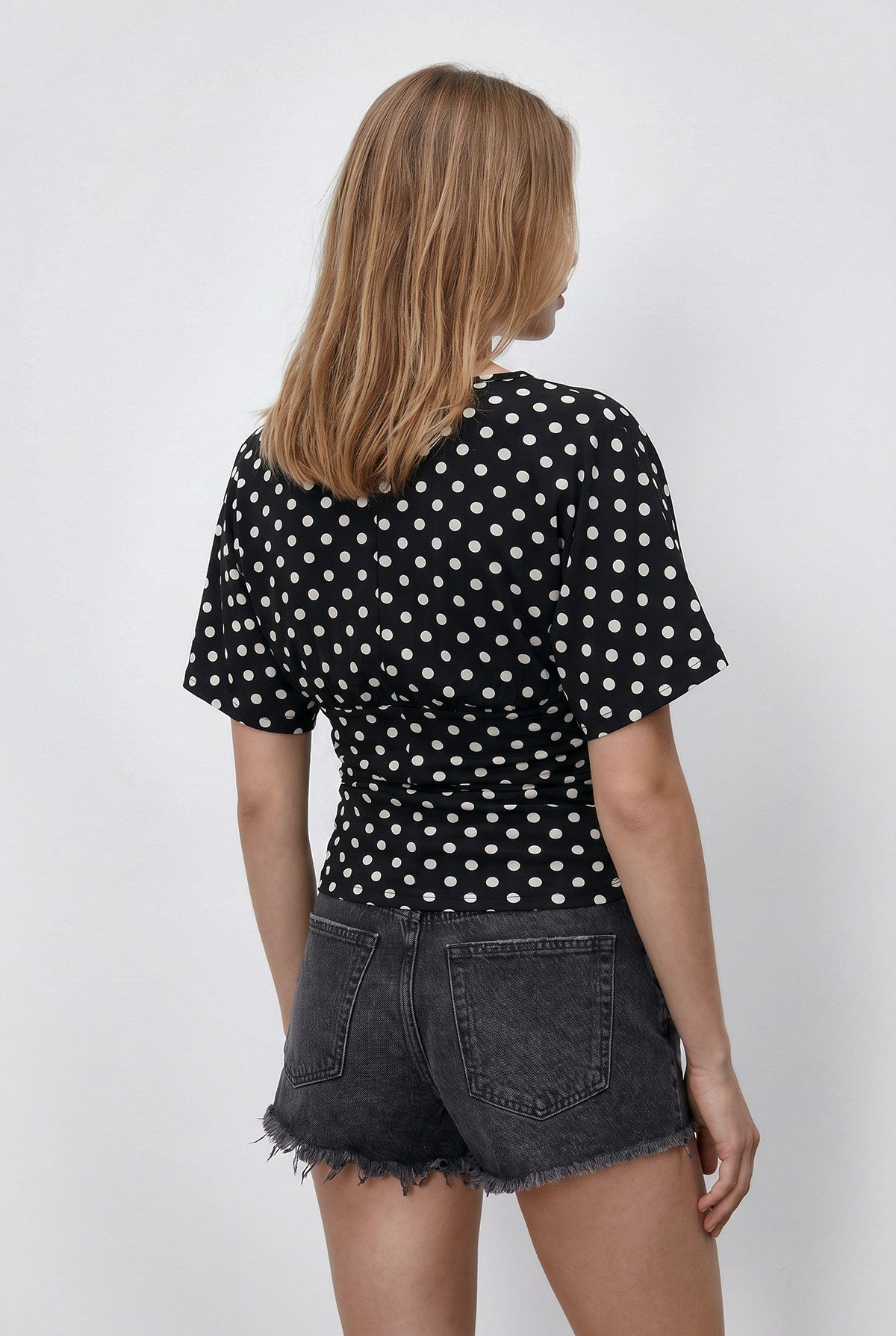 Drape Detaylı Yarasa Model Polyamid Bluz Beyaz Puantiyeli