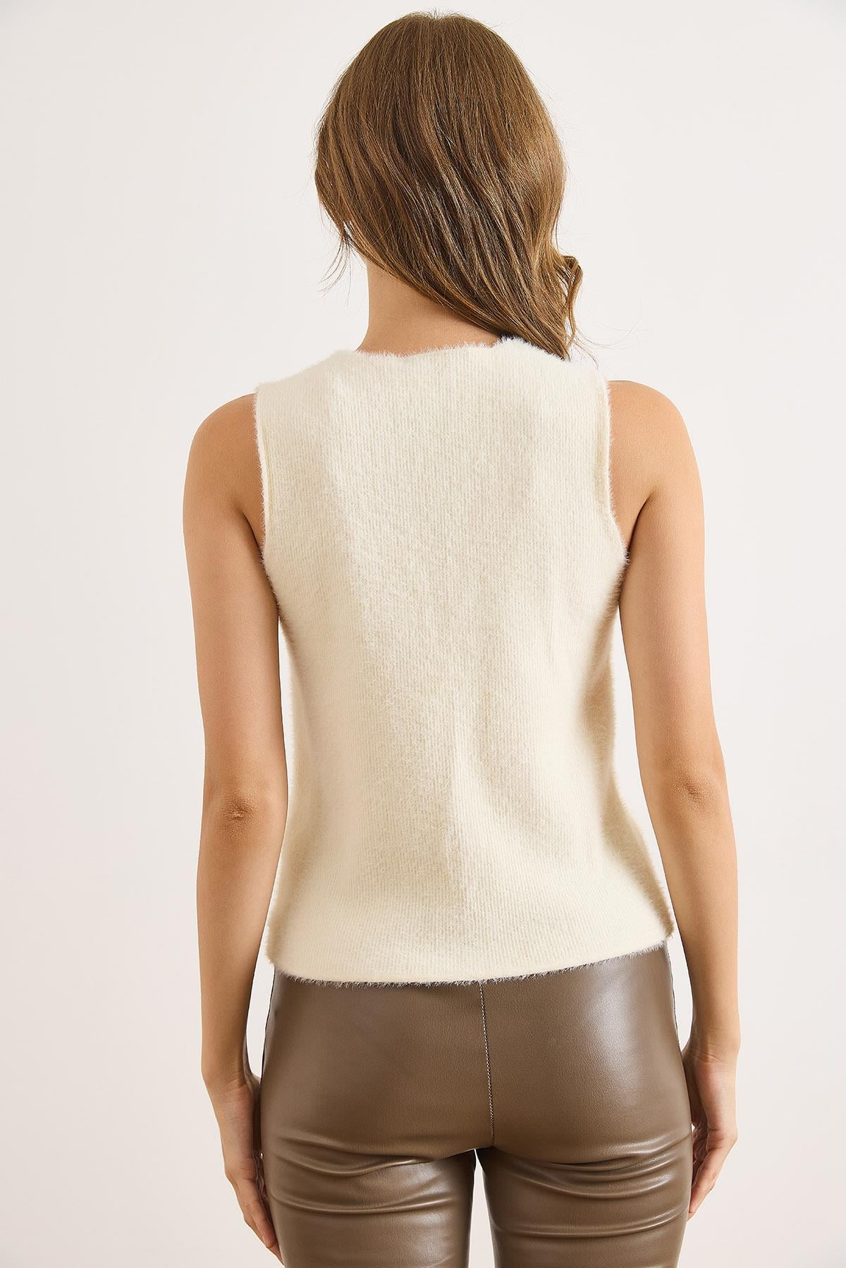 Düğme Detaylı Asimetrik Crop Sakal Bluz Ekru