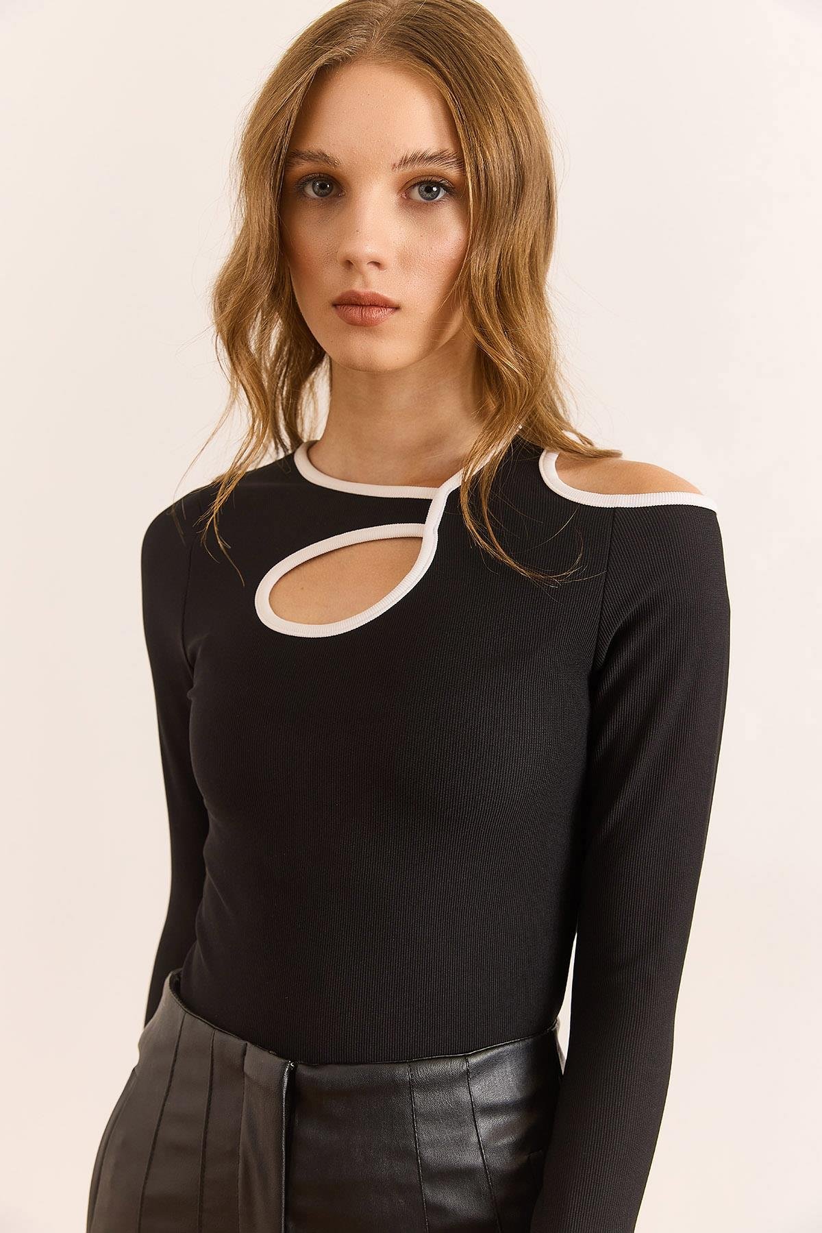 Fitilli Cut Out Detaylı Crop Bluz Siyah